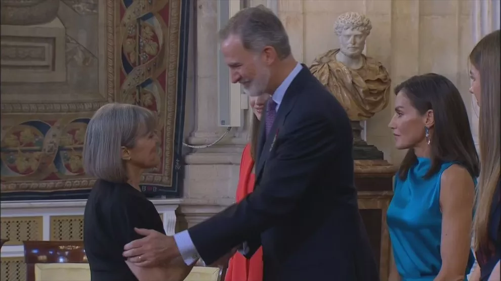 María José Arbués, con el Rey Felipe VI. Foto Aragón TV