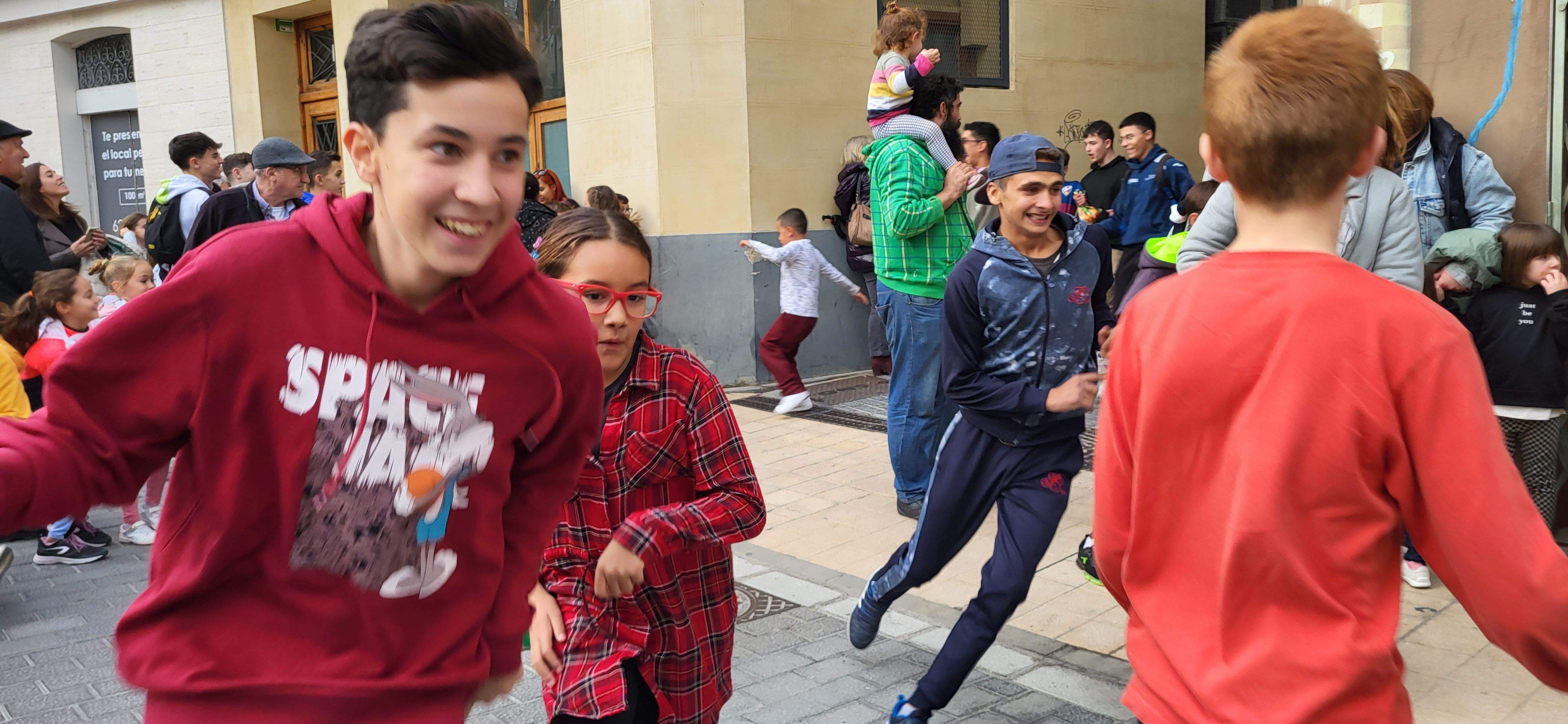  Primera salida del Payaso y la Abueleta por el barrio de San Martín . Foto: M. Manterola