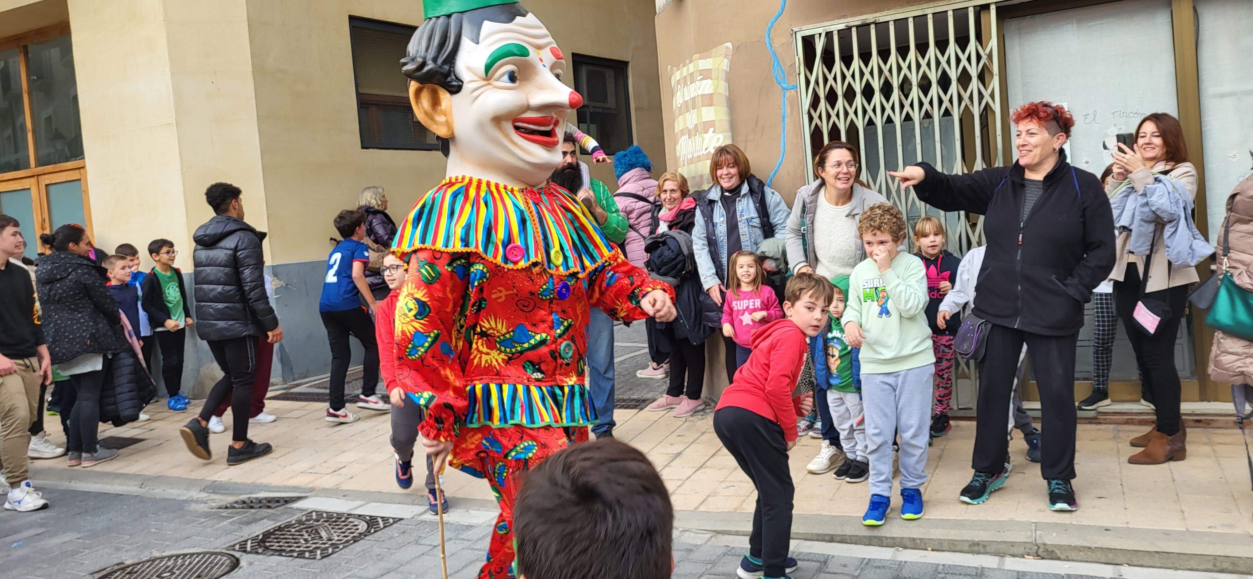  Primera salida del Payaso y la Abueleta por el barrio de San Martín . Foto: M. Manterola