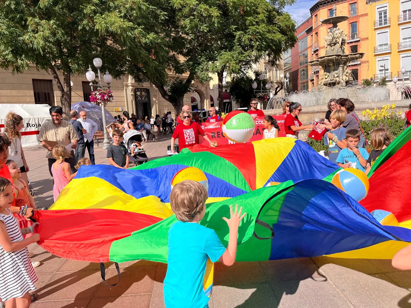 Concentración en Huesca contra los recortes de profesorado. Foto Mercedes Manterola