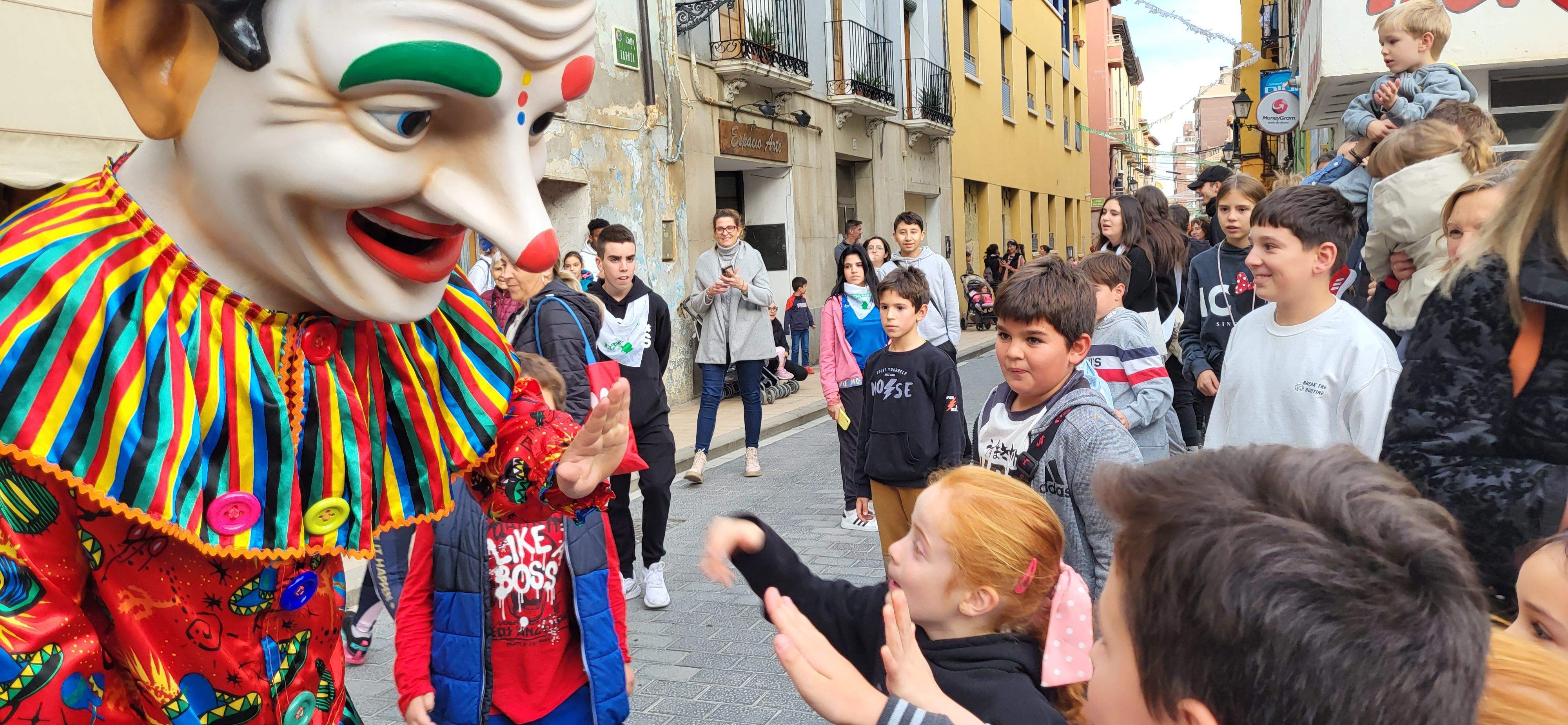  Primera salida del Payaso y la Abueleta por el barrio de San Martín . Foto: M. Manterola