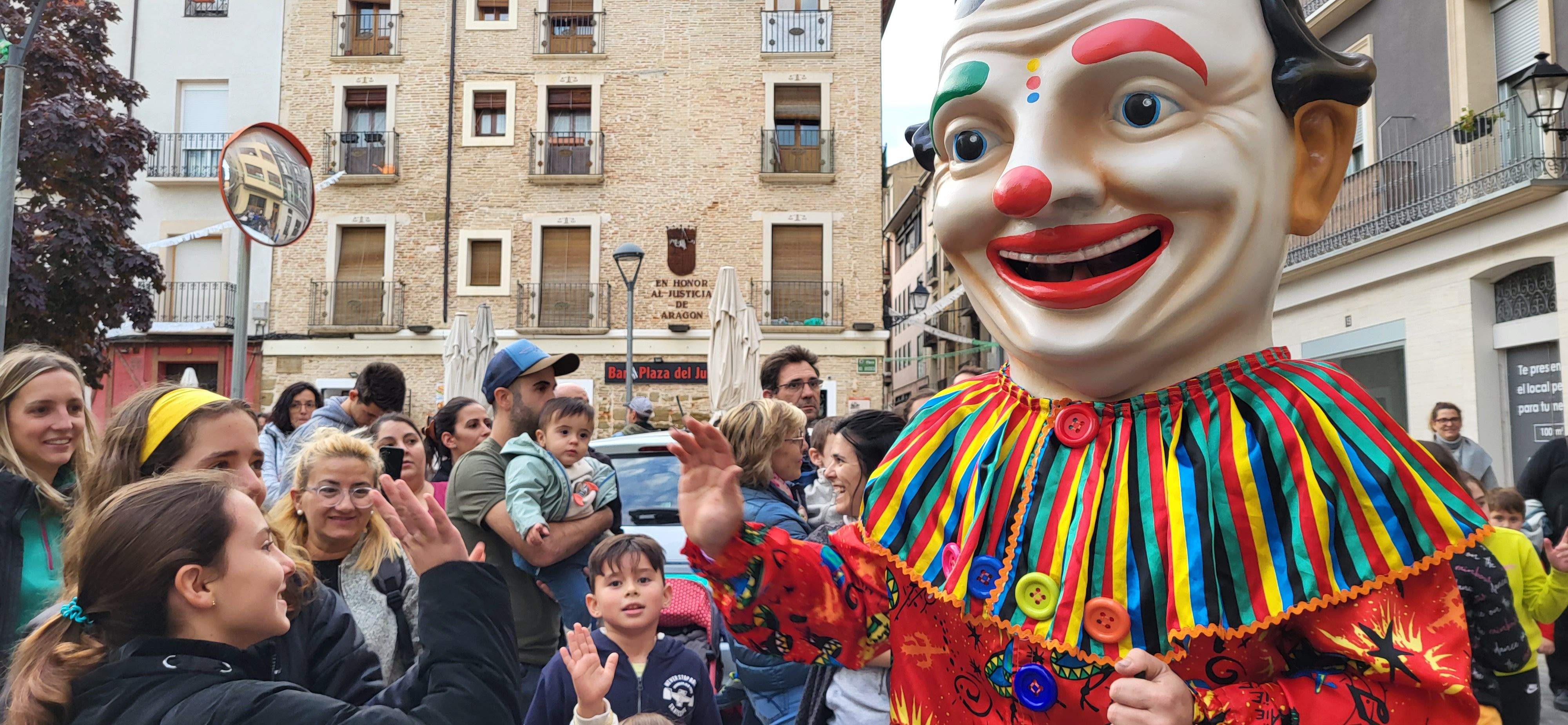  Primera salida del Payaso y la Abueleta por el barrio de San Martín . Foto: M. Manterola