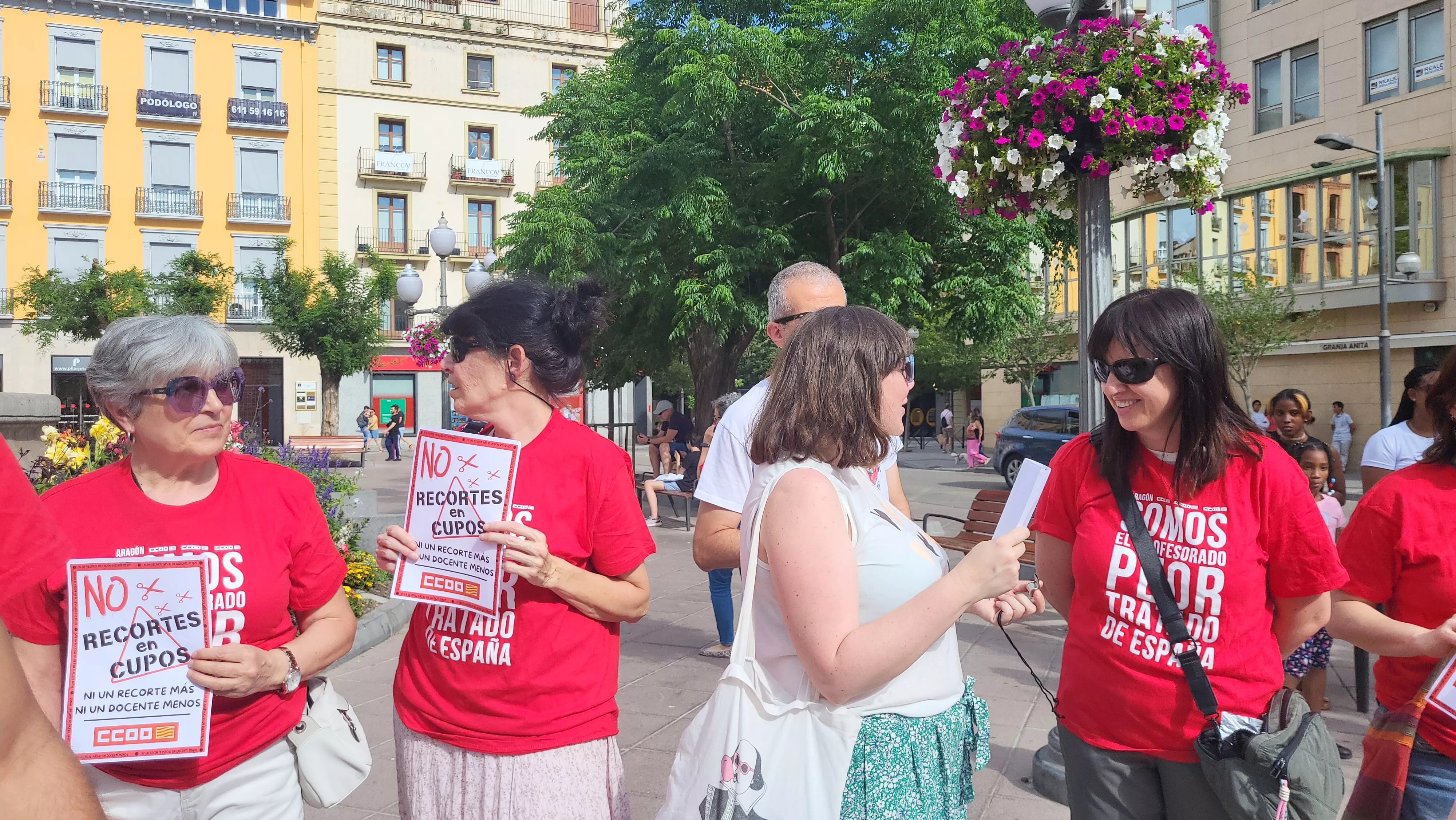 Concentración en Huesca contra los recortes de profesorado. Foto Mercedes Manterola