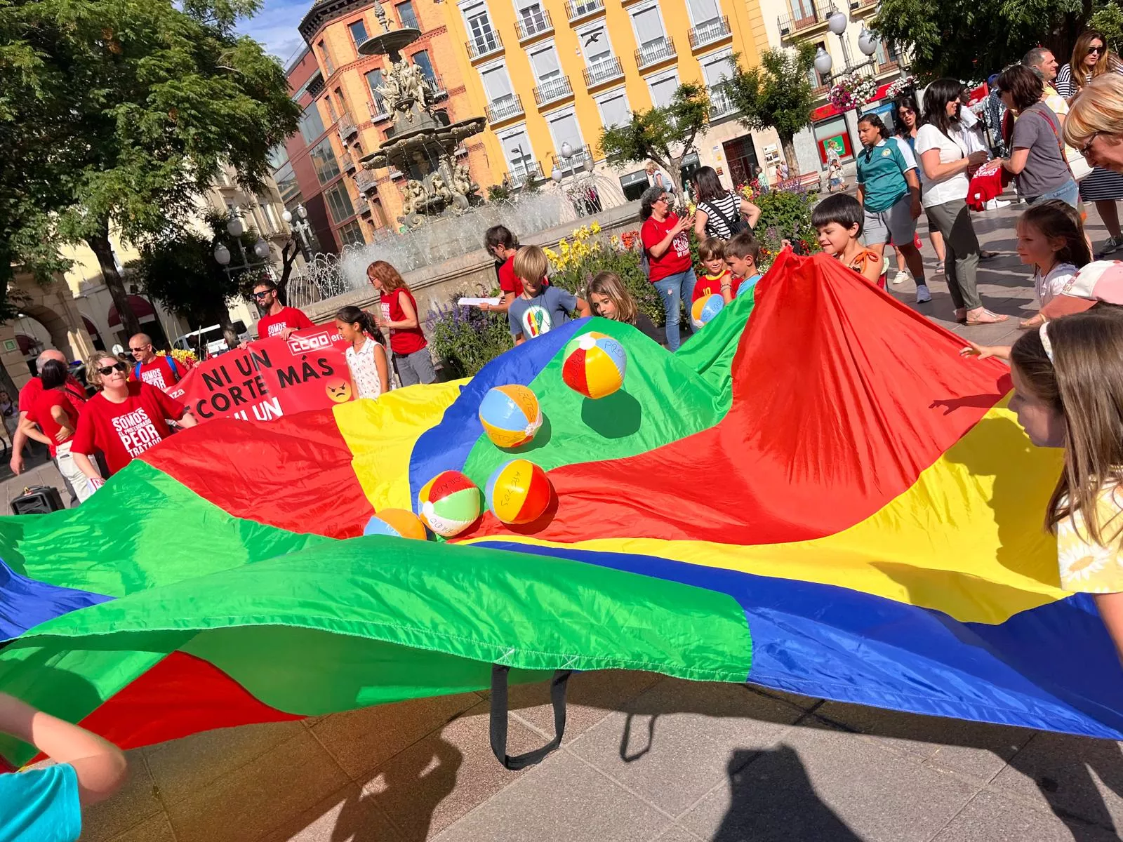 Concentración en Huesca contra los recortes de profesorado. Foto Mercedes Manterola