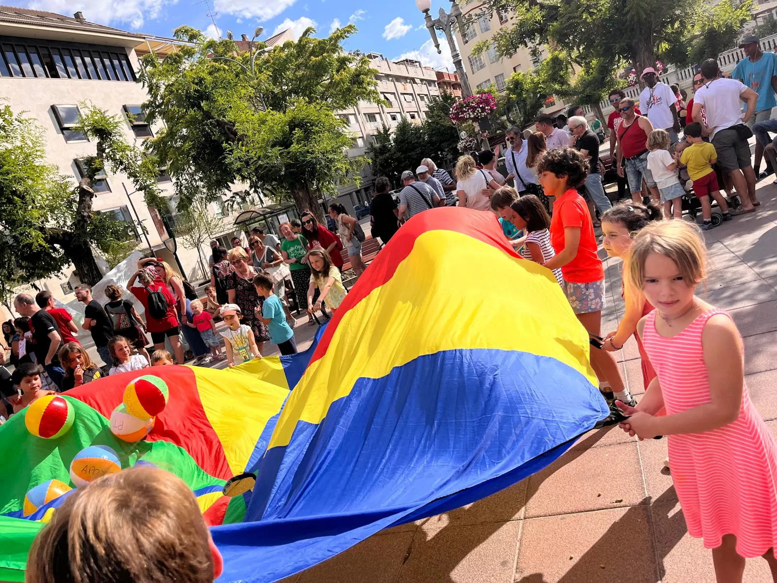 Concentración en Huesca contra los recortes de profesorado. Foto Mercedes Manterola