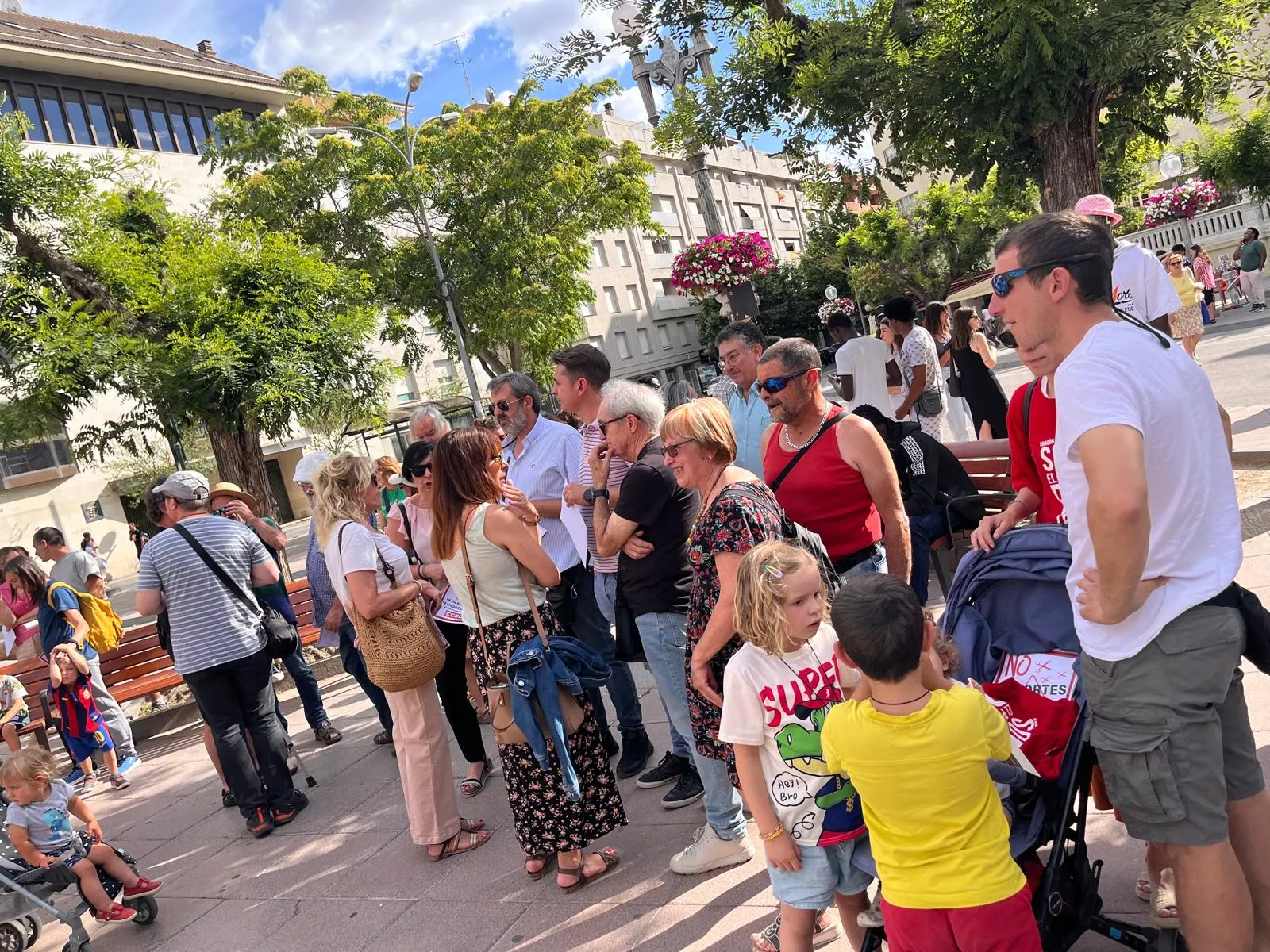 Concentración en Huesca contra los recortes de profesorado. Foto Mercedes Manterola