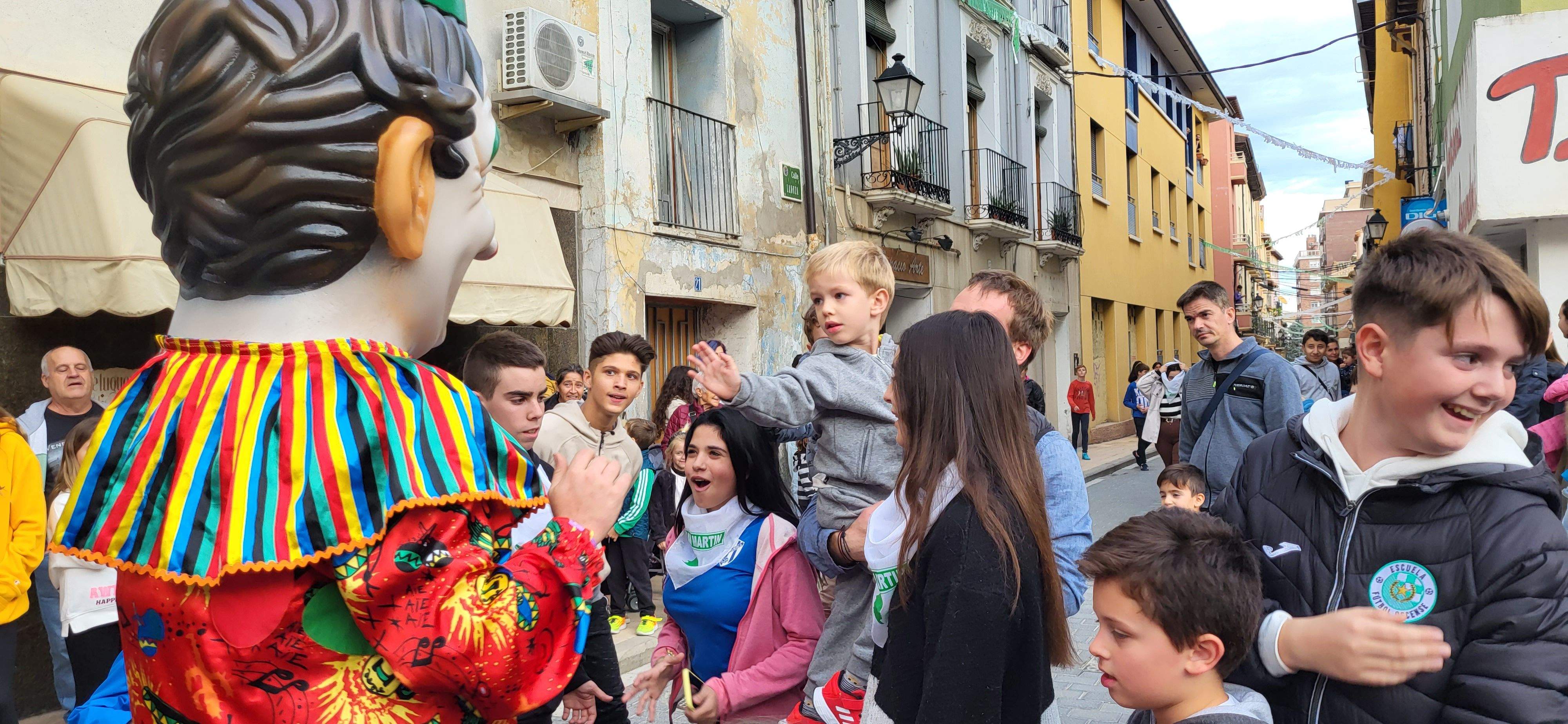  Primera salida del Payaso y la Abueleta por el barrio de San Martín . Foto: M. Manterola