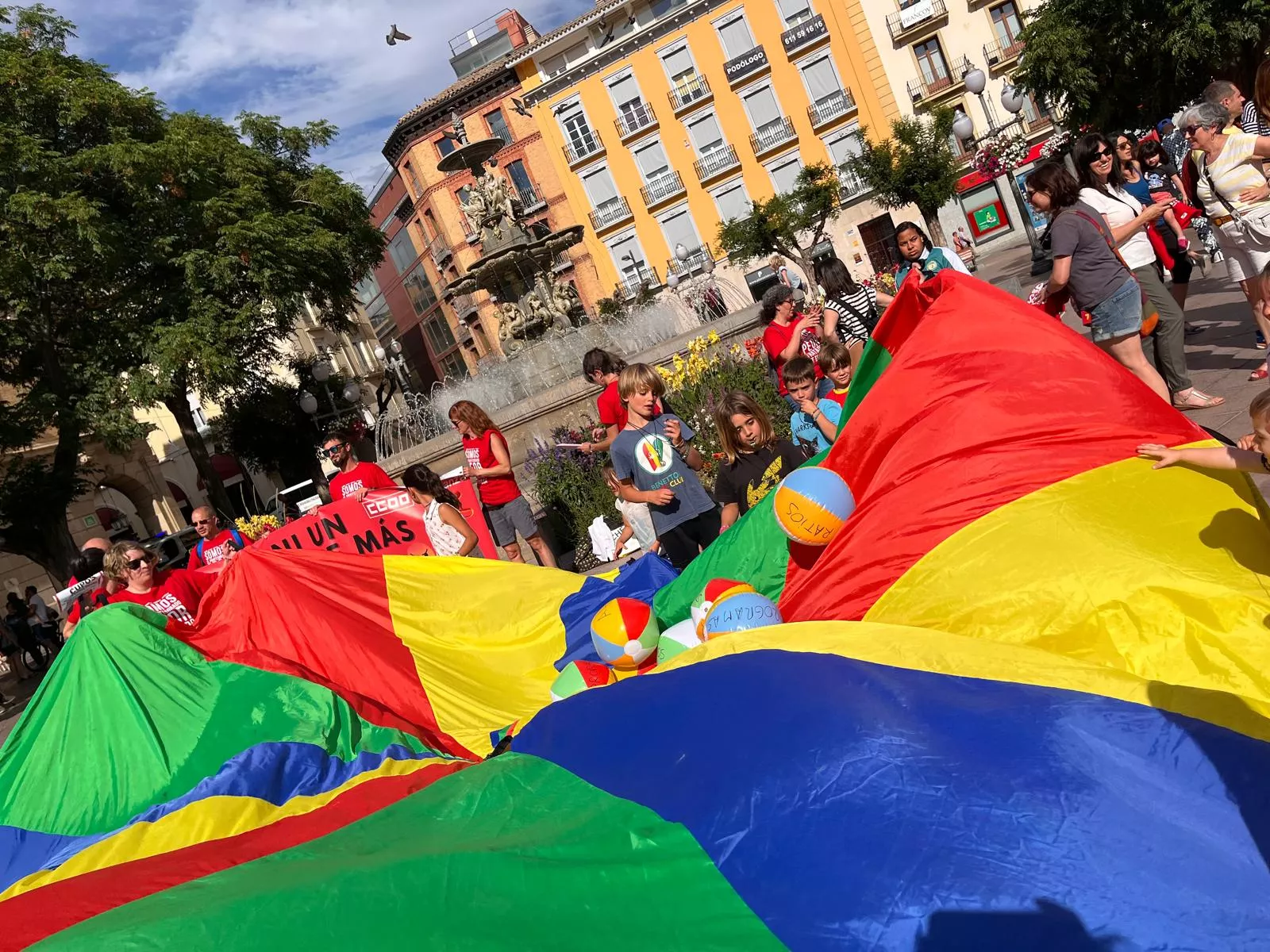 Concentración en Huesca contra los recortes de profesorado. Foto Mercedes Manterola