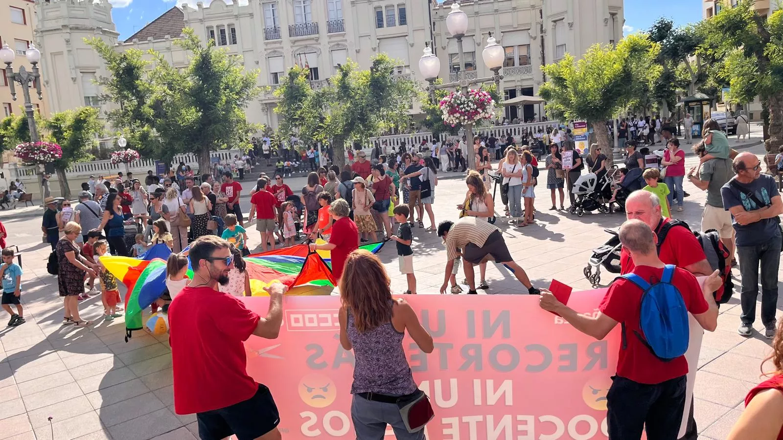 Concentración en Huesca contra los recortes de profesorado. Foto Mercedes Manterola