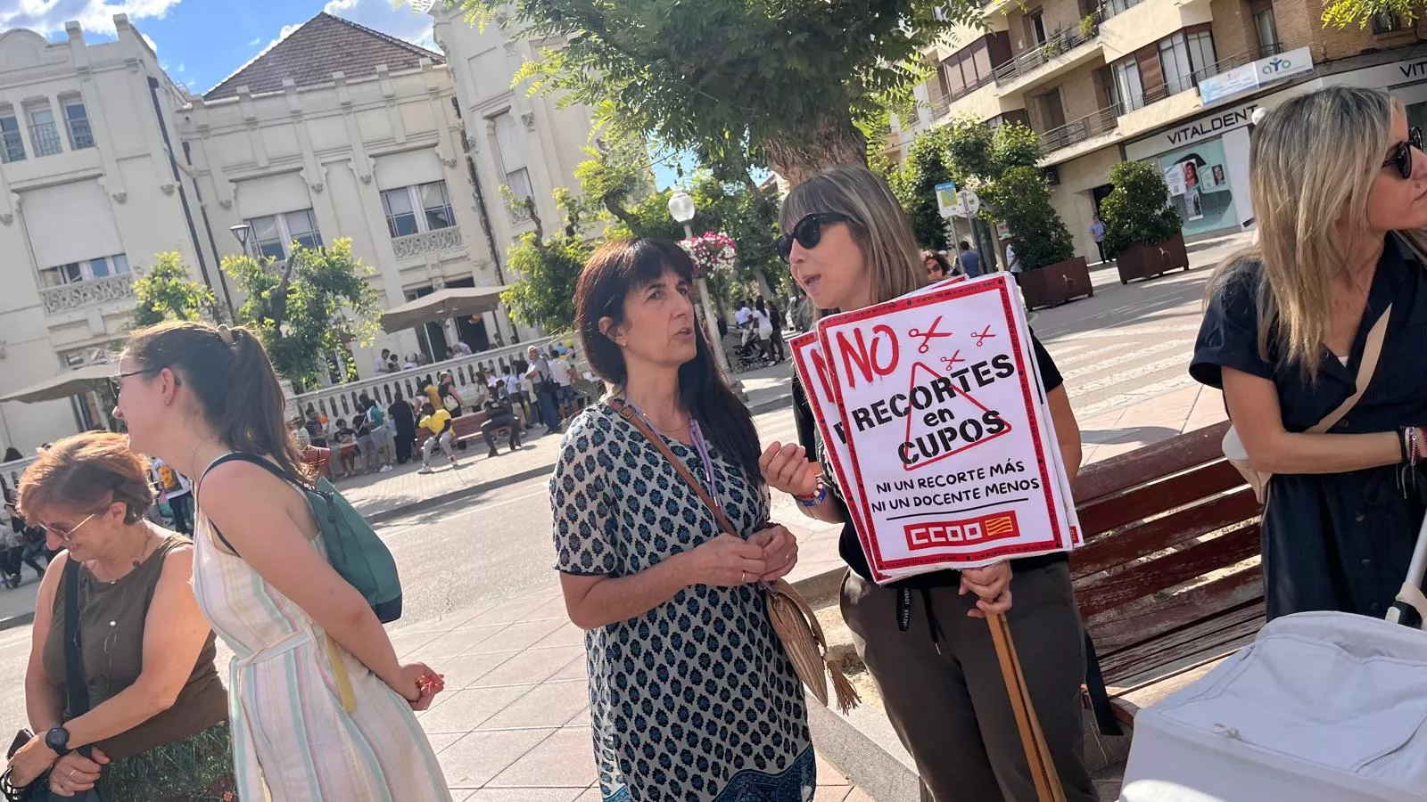 Concentración en Huesca contra los recortes de profesorado. Foto Mercedes Manterola