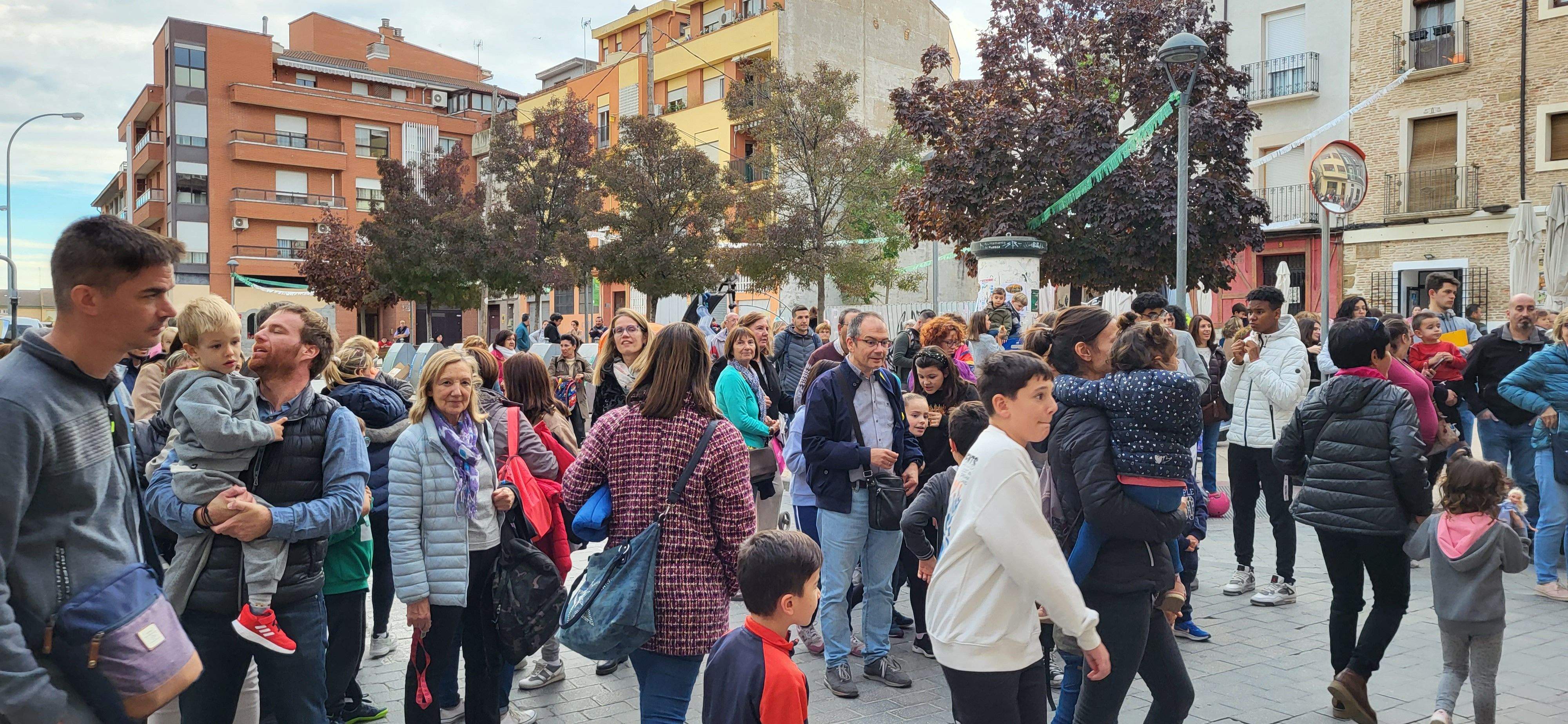  Primera salida del Payaso y la Abueleta por el barrio de San Martín . Foto: M. Manterola
