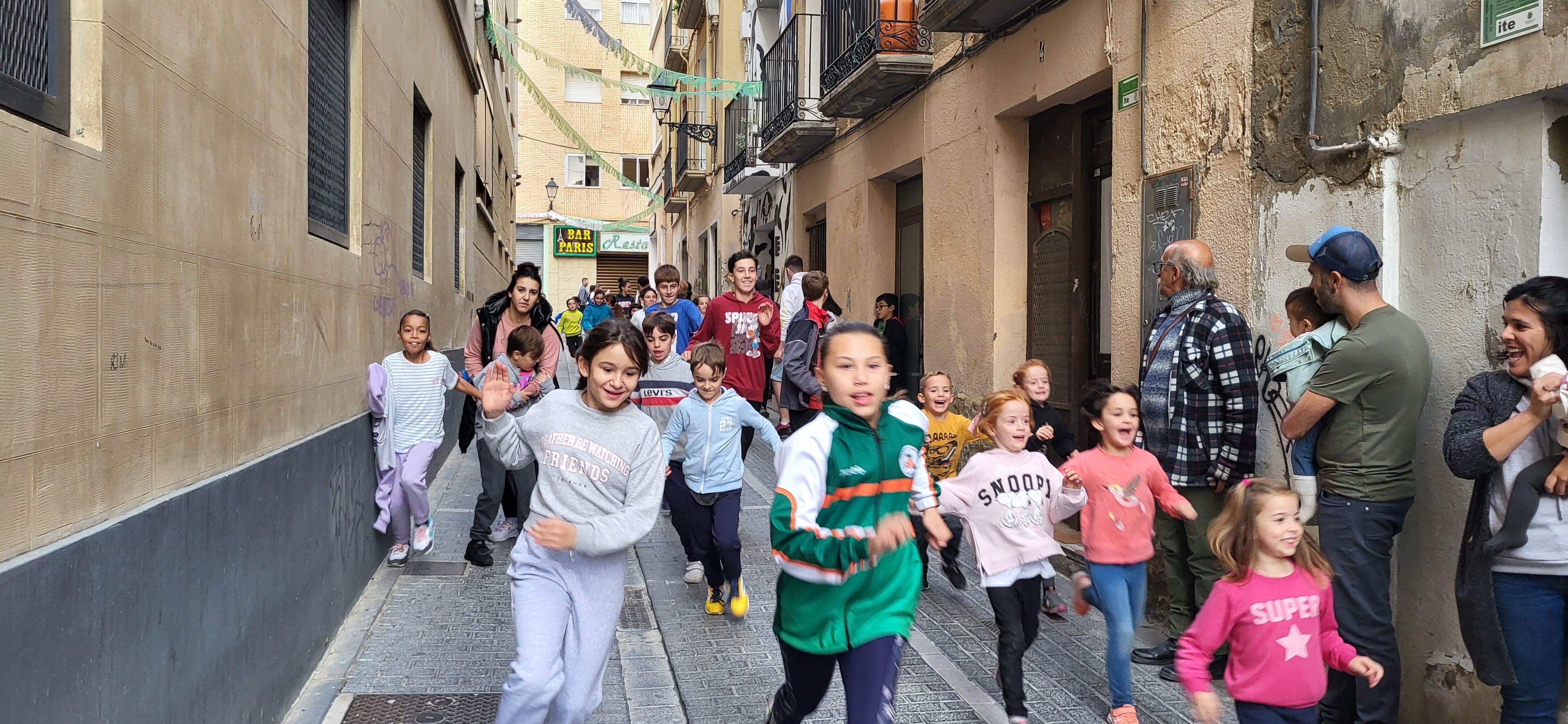  Primera salida del Payaso y la Abueleta por el barrio de San Martín . Foto: M. Manterola