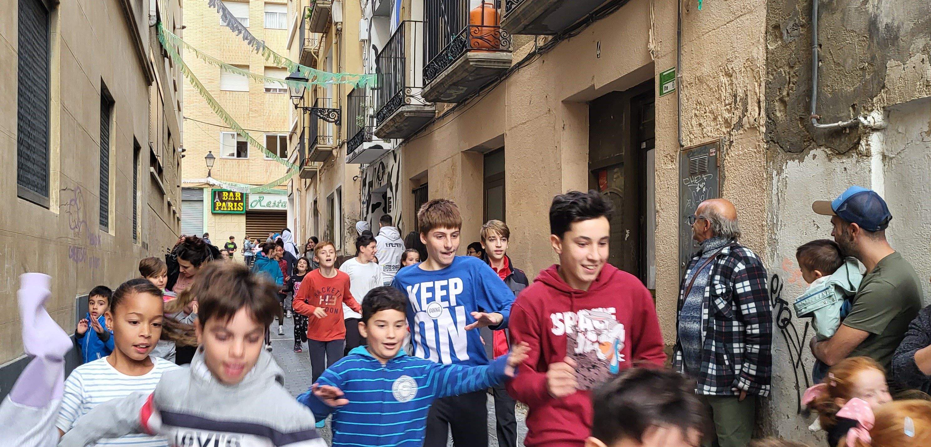  Primera salida del Payaso y la Abueleta por el barrio de San Martín . Foto: M. Manterola