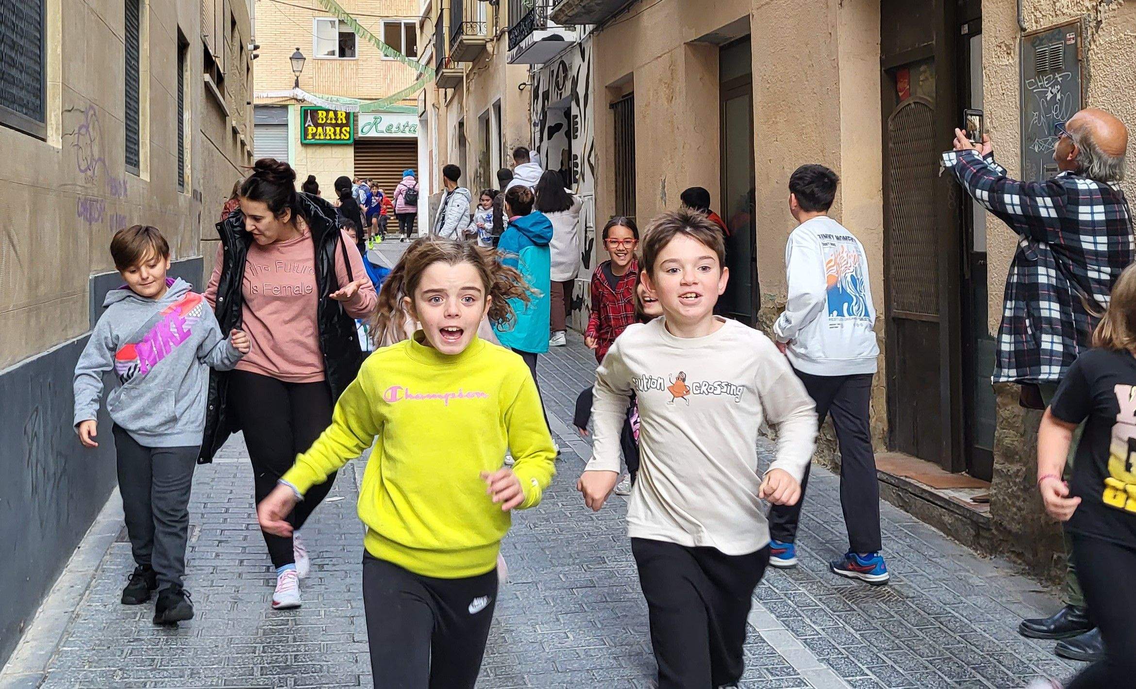  Primera salida del Payaso y la Abueleta por el barrio de San Martín . Foto: M. Manterola