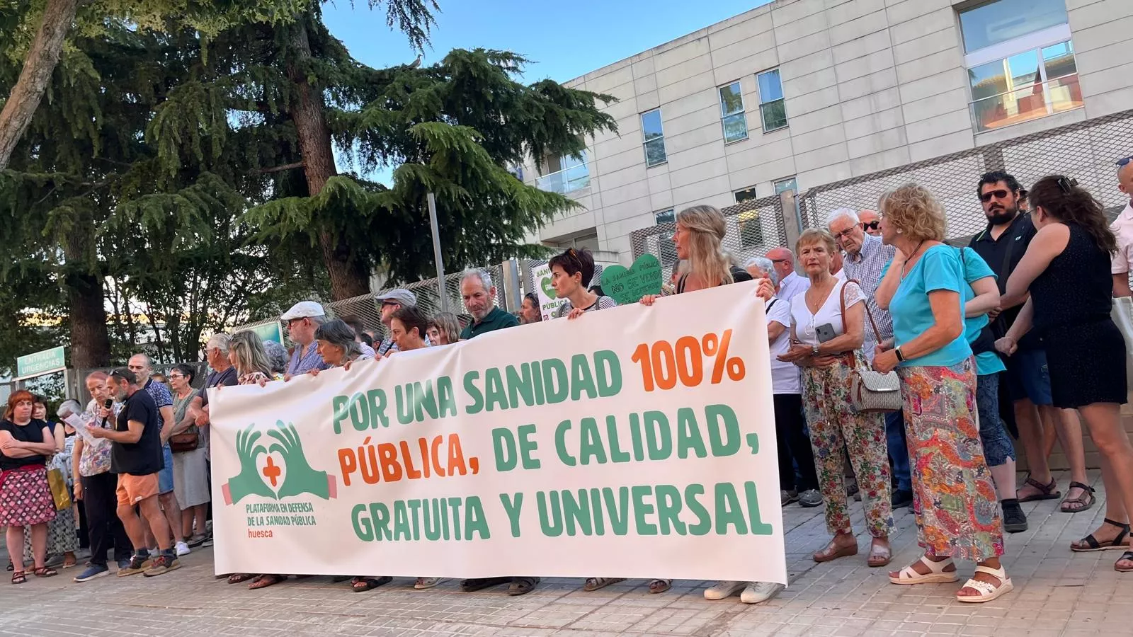 Una concentración de la Plataforma en Defensa de la Sanidad Pública de Huesca ante el Centro de Salud Pirineos.