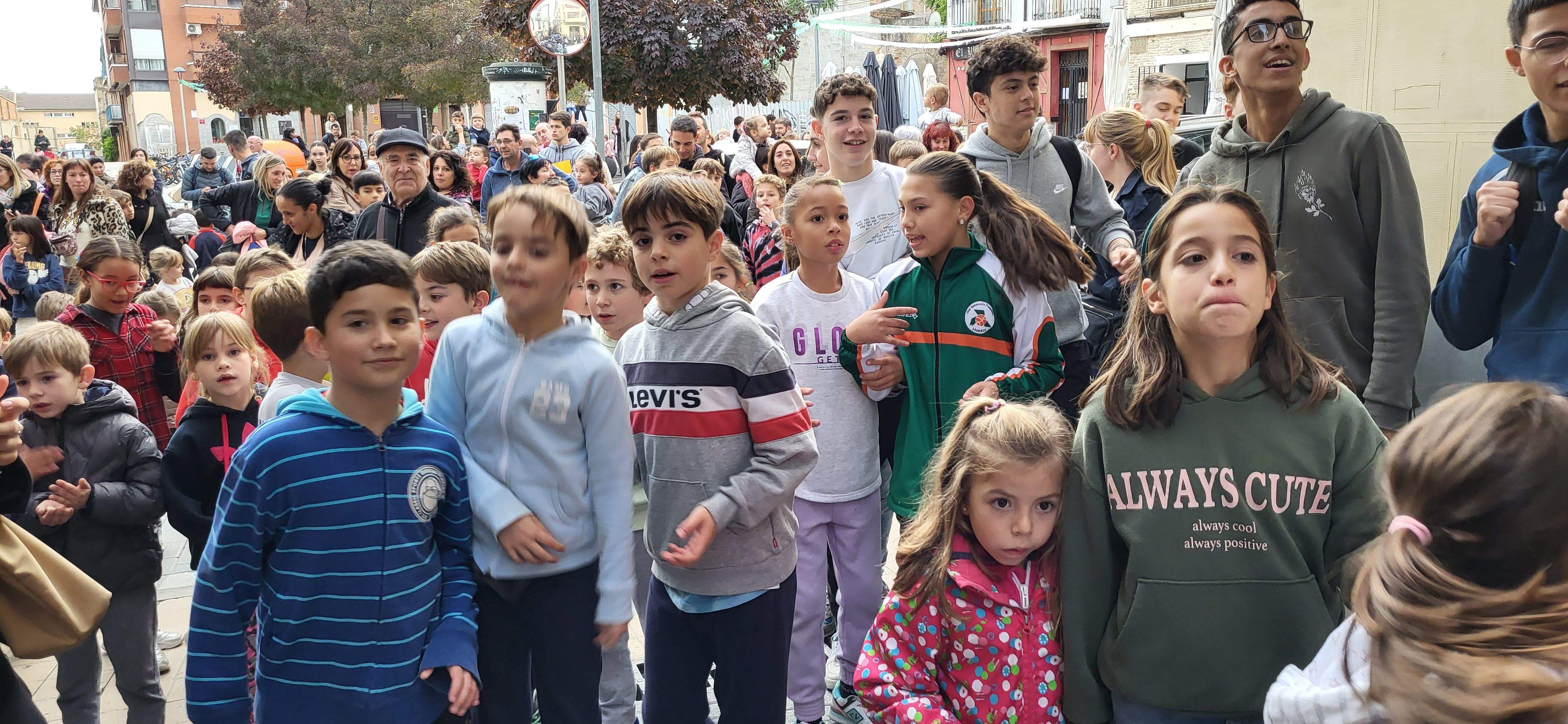  Primera salida del Payaso y la Abueleta por el barrio de San Martín . Foto: M. Manterola