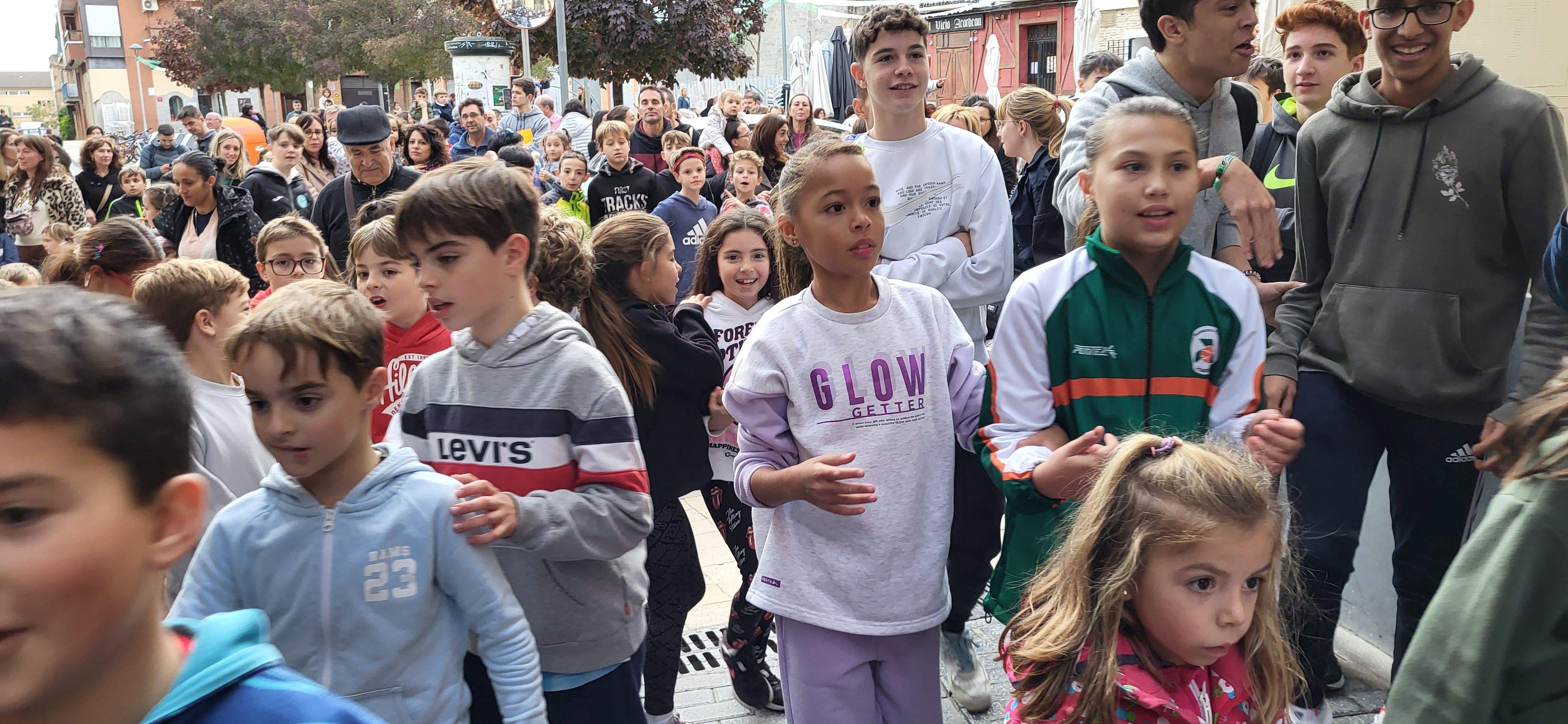 Primera salida del Payaso y la Abueleta por el barrio de San Martín . Foto: M. Manterola