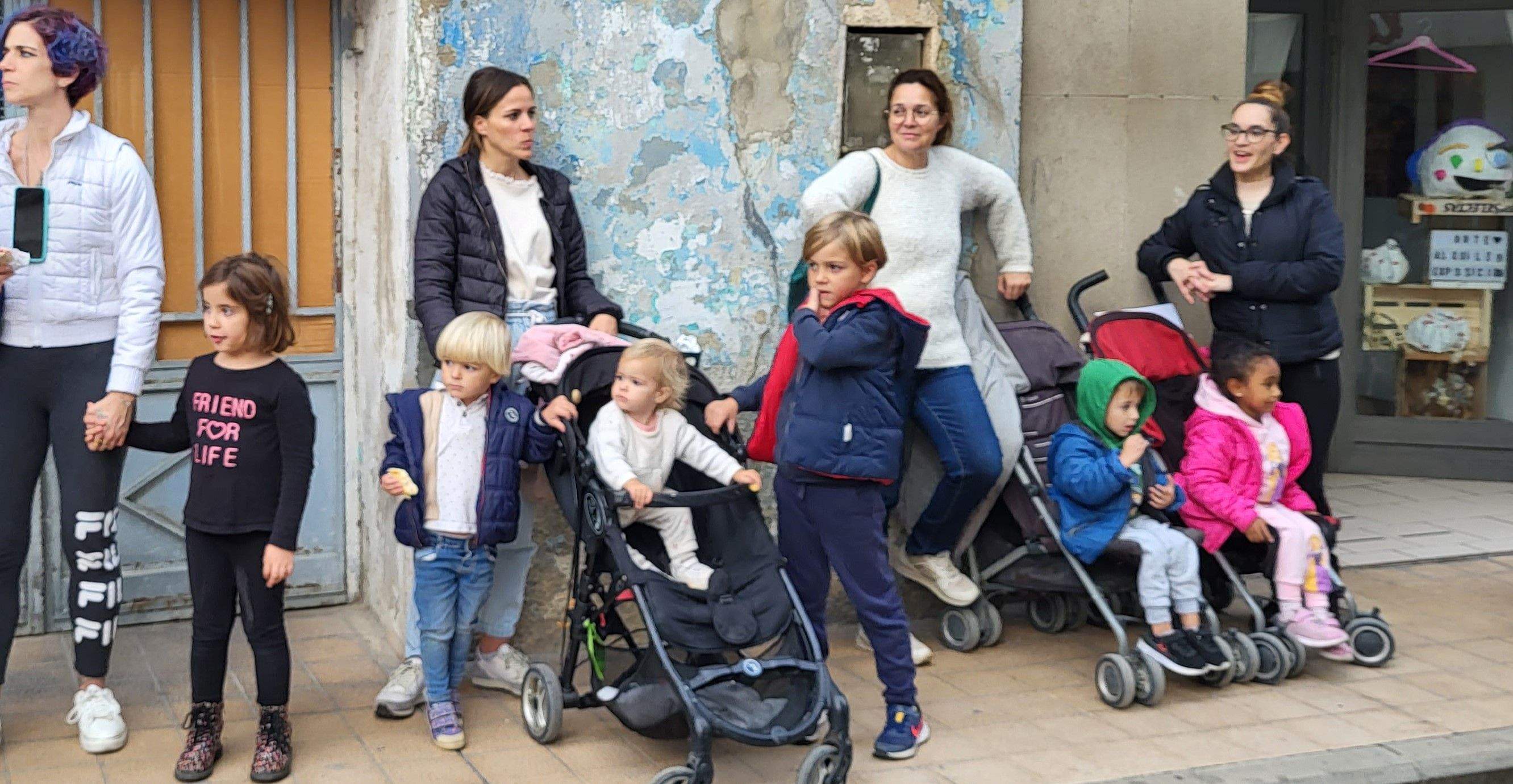  Primera salida del Payaso y la Abueleta por el barrio de San Martín . Foto: M. Manterola