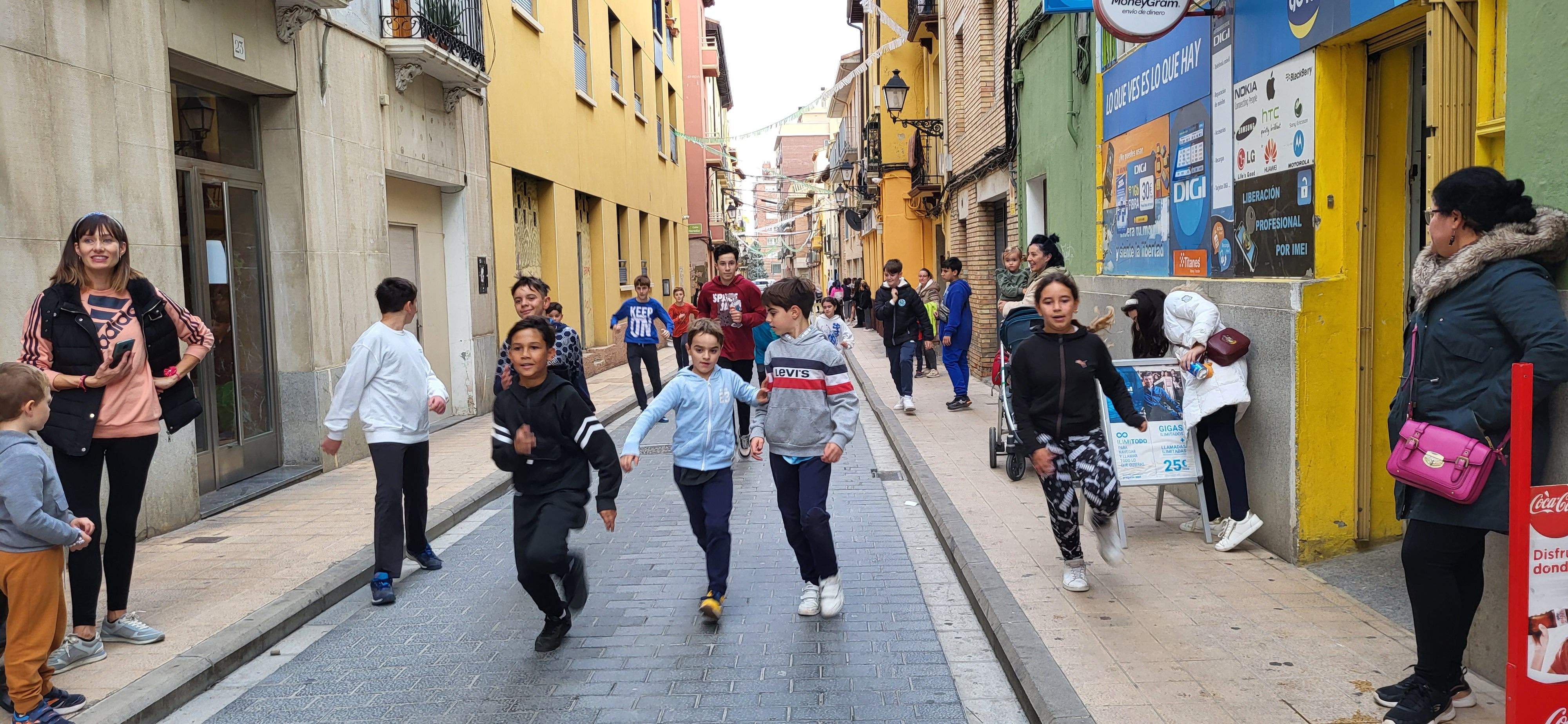  Primera salida del Payaso y la Abueleta por el barrio de San Martín . Foto: M. Manterola