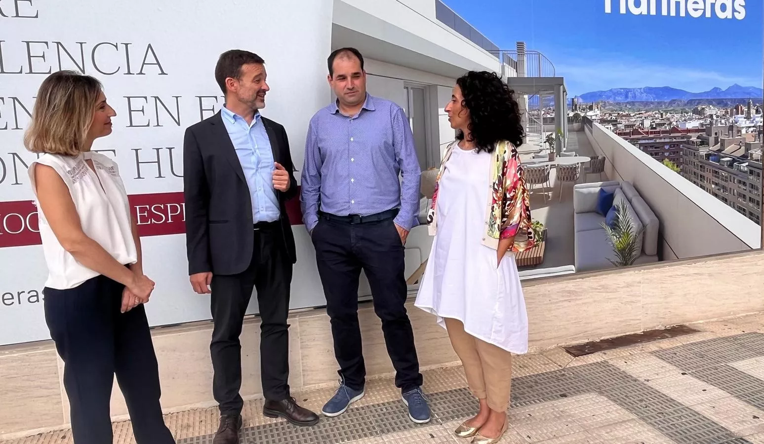 Luis Villamayor, acompañado por Francisco Molleda, Mireia Olivés y Beatriz Abadías ante las dependencias de Promovilla Homes.