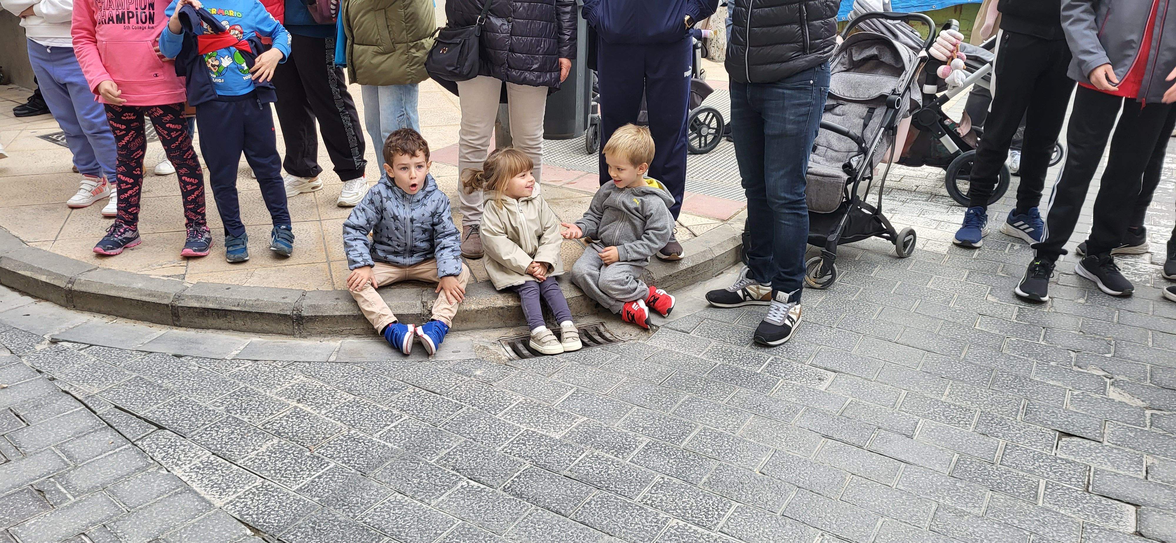  Primera salida del Payaso y la Abueleta por el barrio de San Martín . Foto: M. Manterola