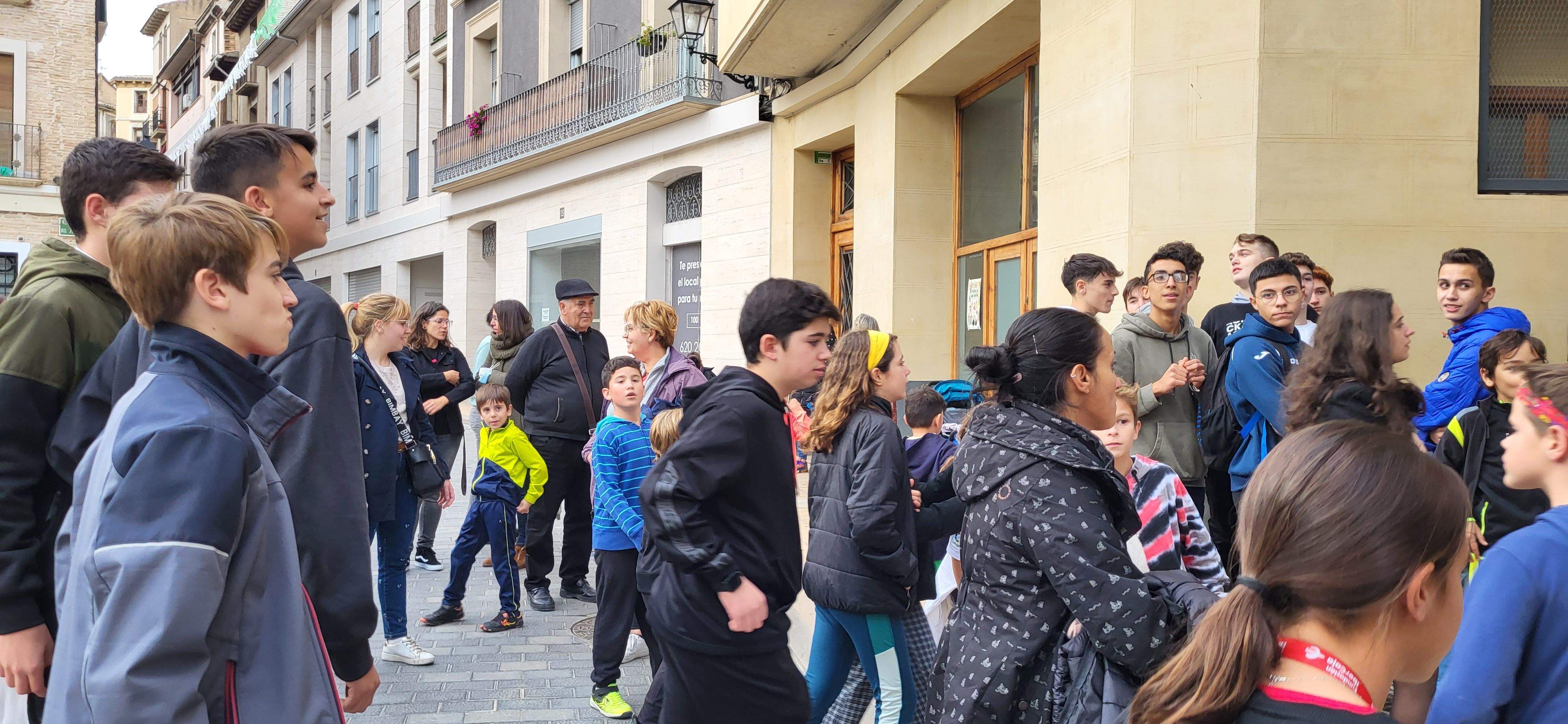  Primera salida del Payaso y la Abueleta por el barrio de San Martín . Foto: M. Manterola