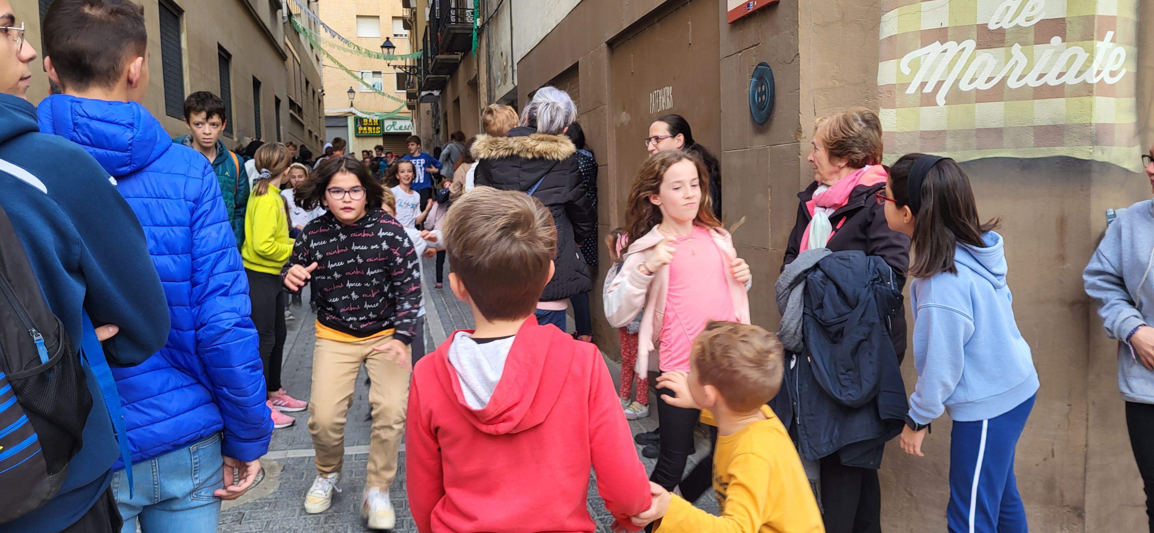  Primera salida del Payaso y la Abueleta por el barrio de San Martín . Foto: M. Manterola
