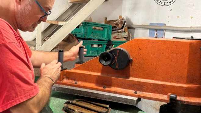 Ismael, en plena producción de una bota Ismael, en plena producción de una bota