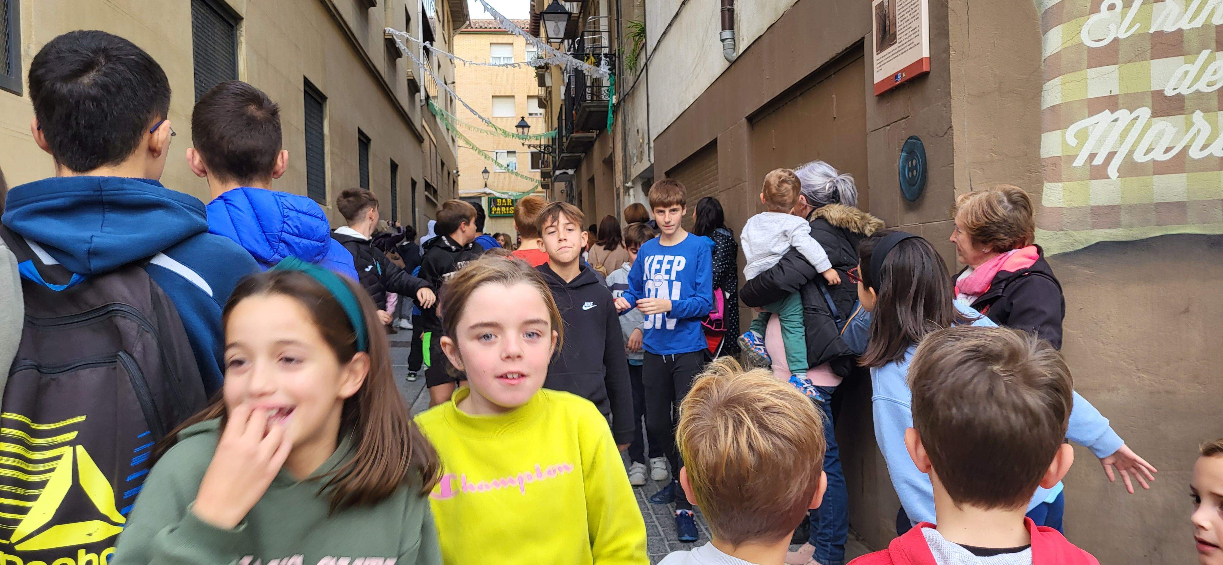  Primera salida del Payaso y la Abueleta por el barrio de San Martín . Foto: M. Manterola