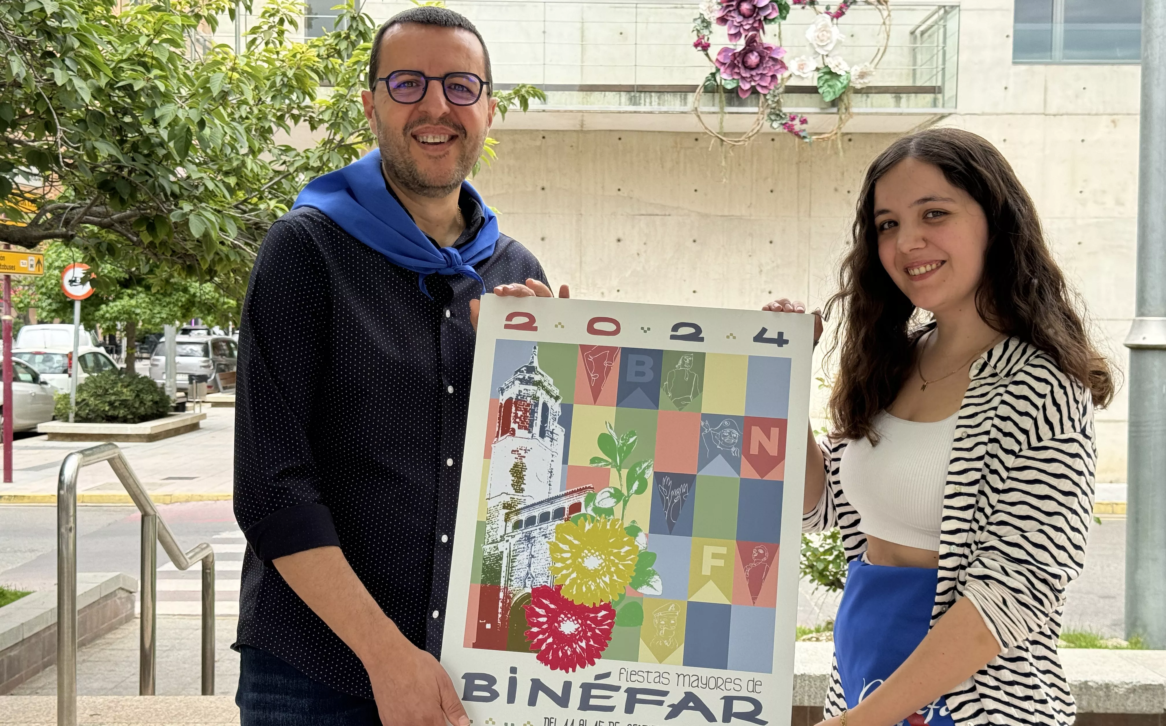 César Pardos, concejal de actos populares y festejos y la diseñadora binefarense María Estarán, autora del cartel.