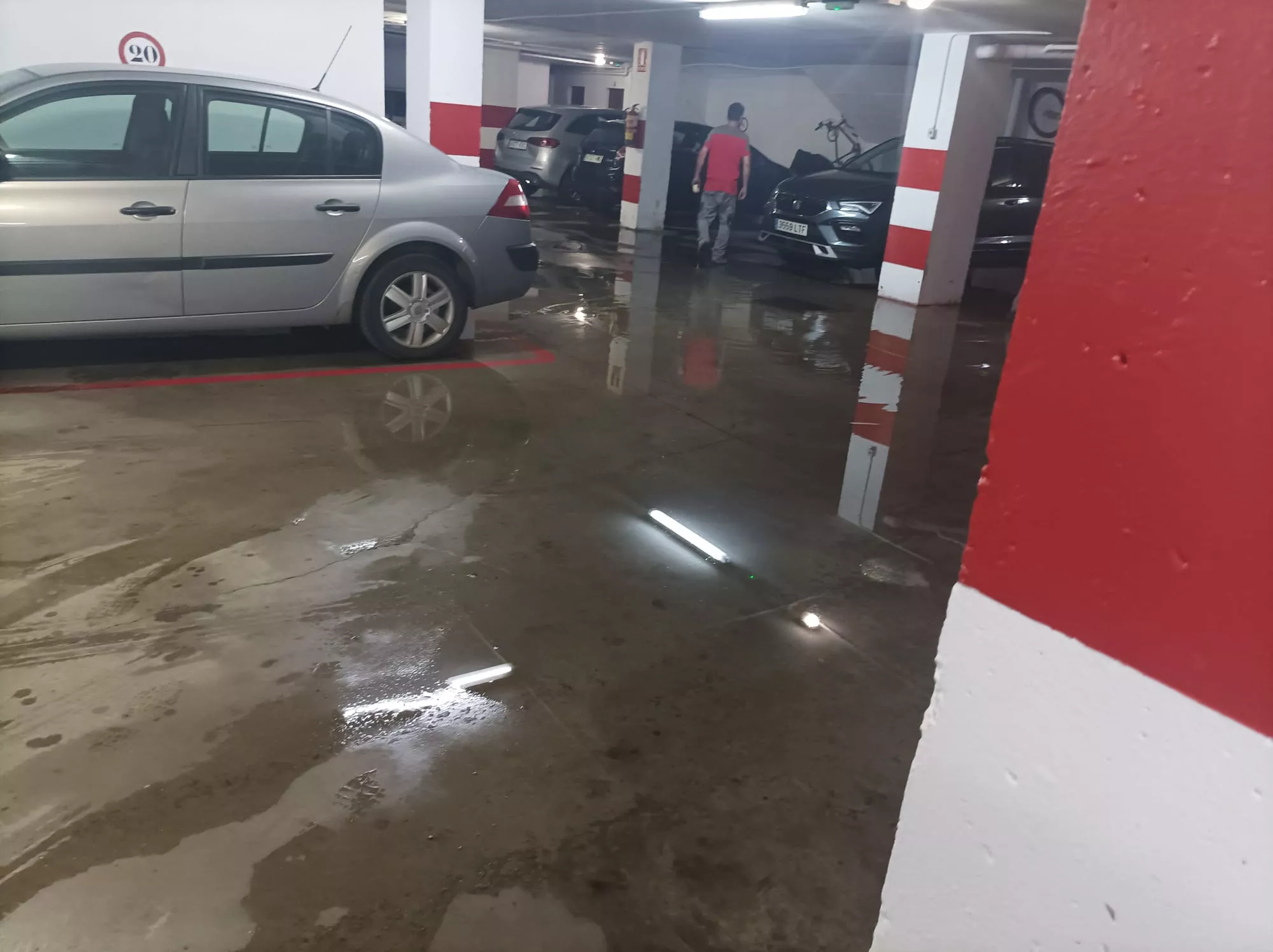 Garaje inundado en Huesca tras las fuertes precipitaciones de este jueves.