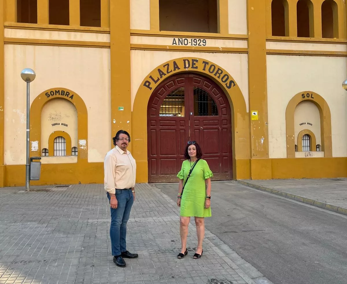 José Luis Rubió y Susana Magán ante la Plaza de Toros de Huesa