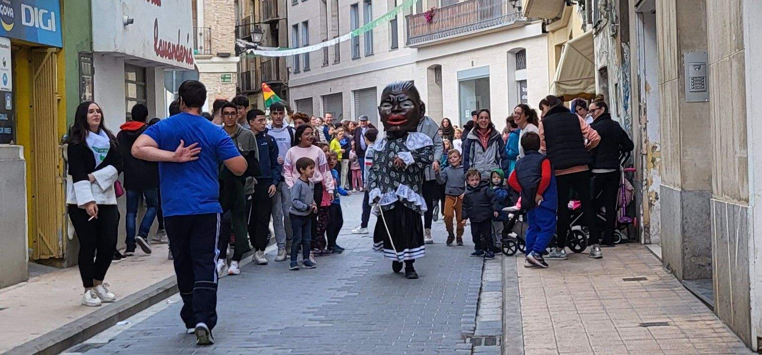  Primera salida del Payaso y la Abueleta por el barrio de San Martín . Foto: M. Manterola