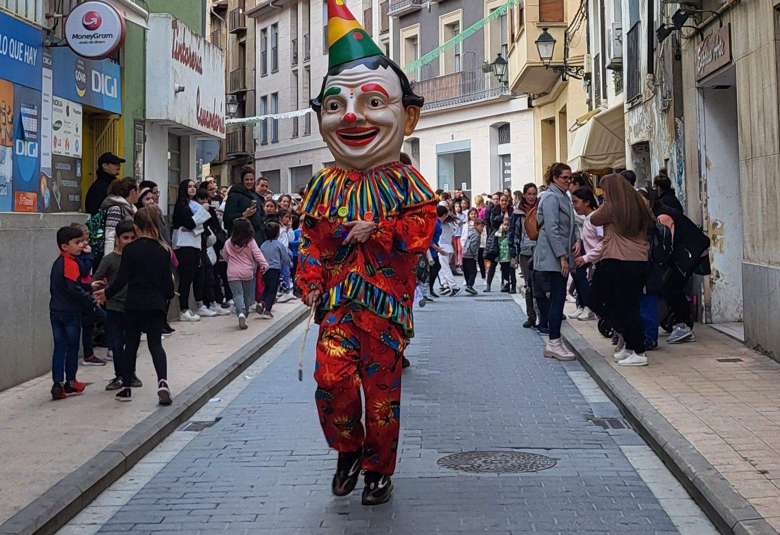  Primera salida del Payaso y la Abueleta por el barrio de San Martín . Foto: M. Manterola