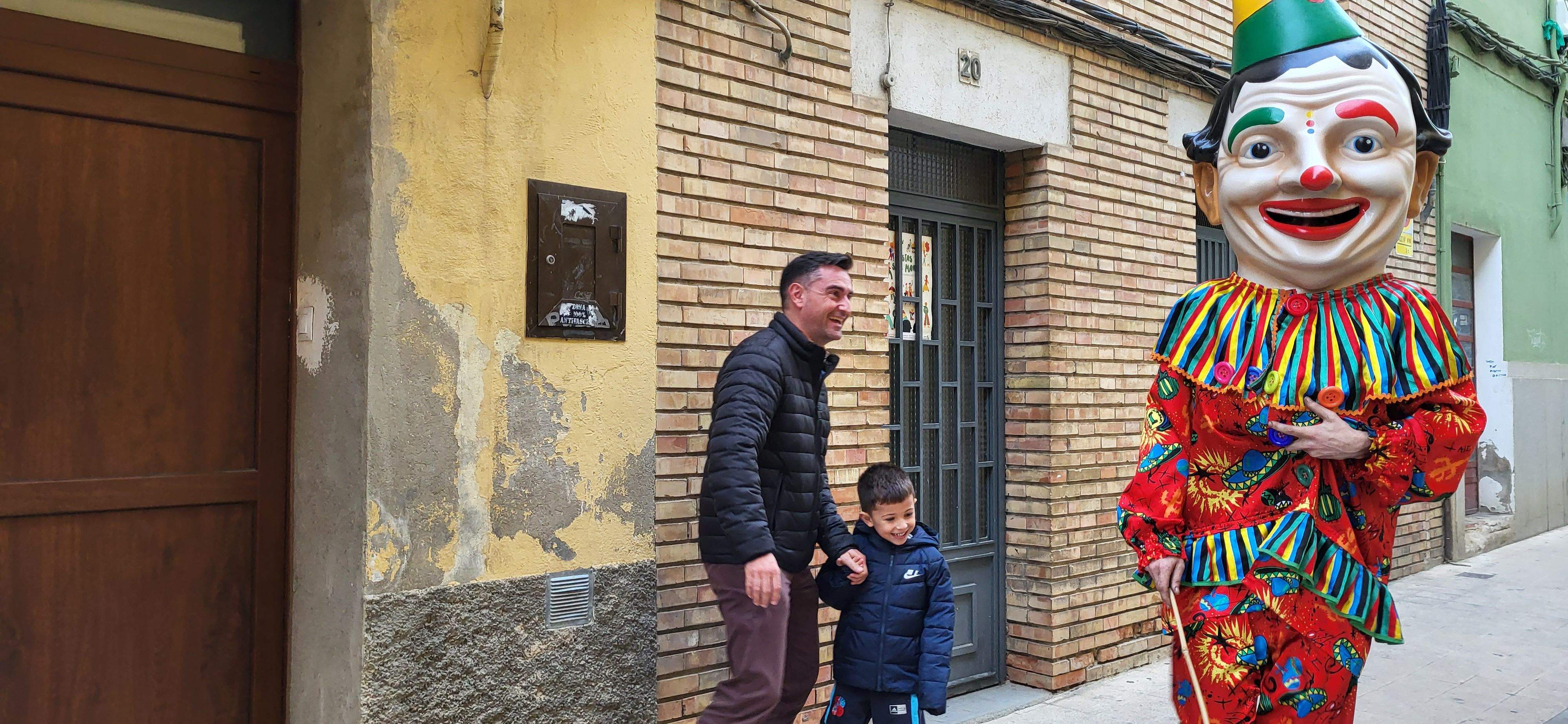  Primera salida del Payaso y la Abueleta por el barrio de San Martín . Foto: M. Manterola