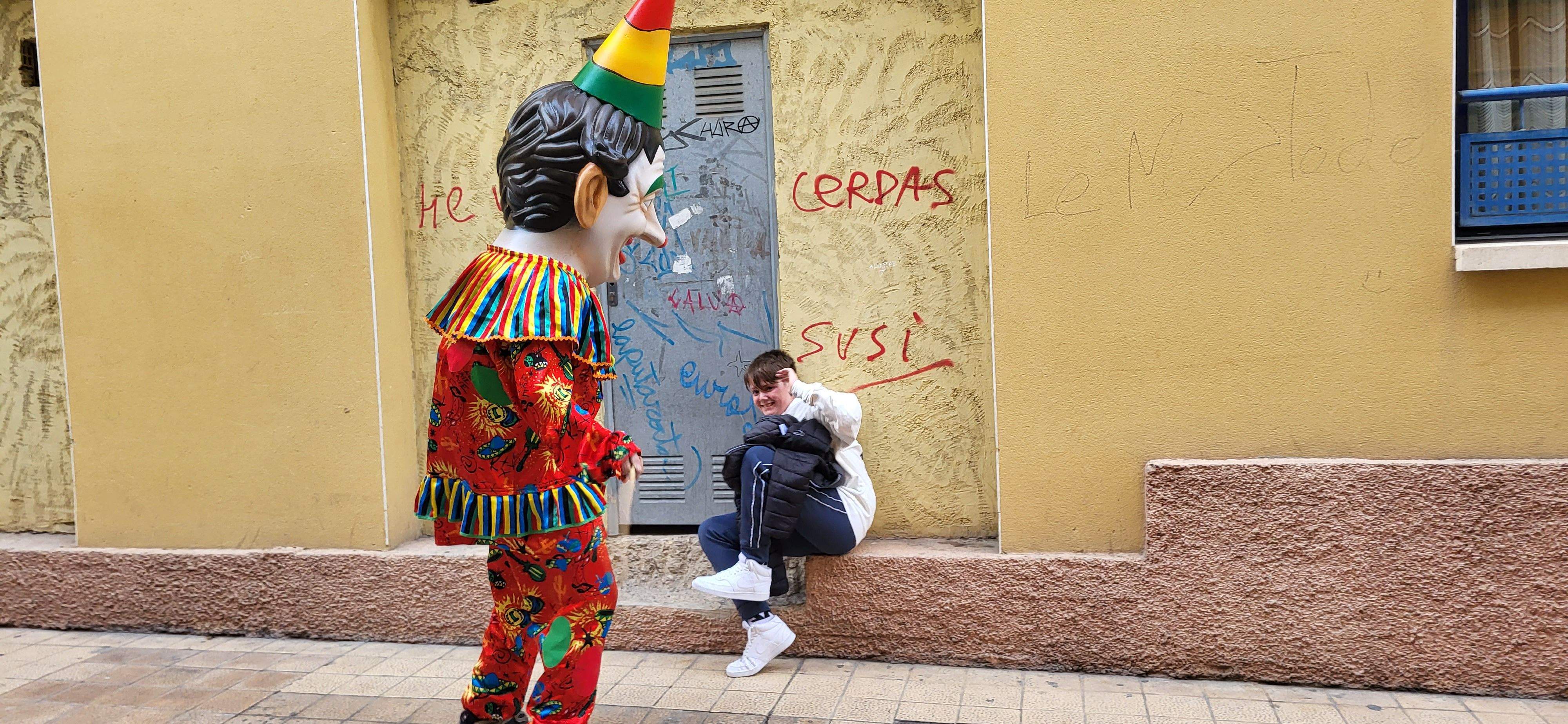  Primera salida del Payaso y la Abueleta por el barrio de San Martín . Foto: M. Manterola