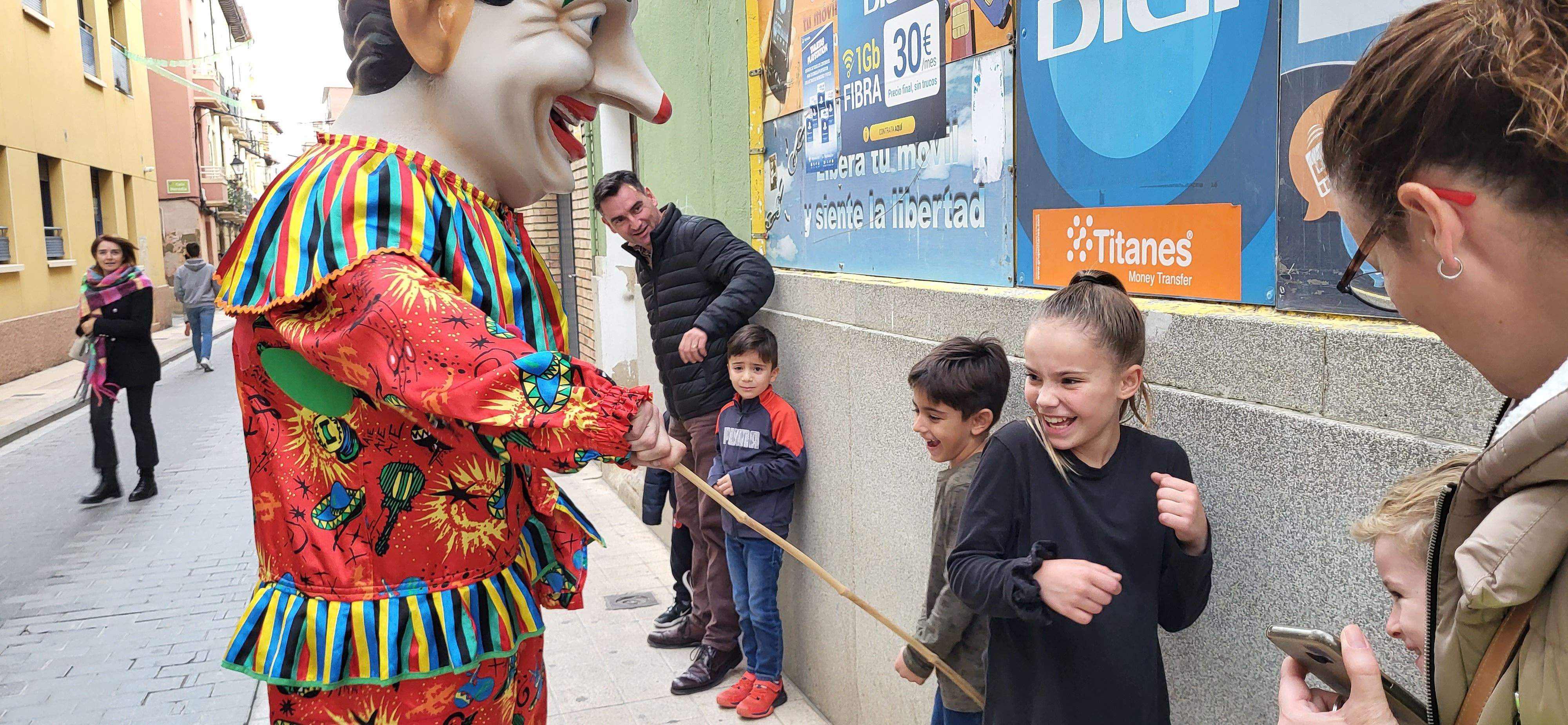  Primera salida del Payaso y la Abueleta por el barrio de San Martín . Foto: M. Manterola