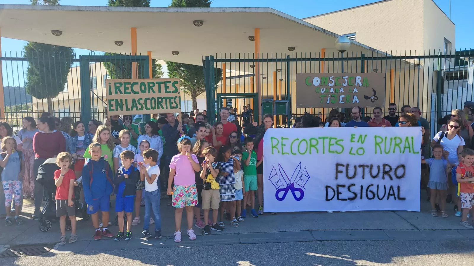 Protesta en el CRA Montearagón en Tierz