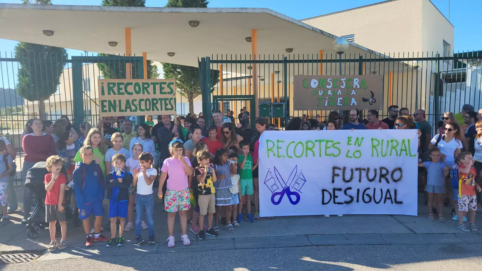 Protesta en el CRA Montearagón en Tierz. La DPH trata sobre la educación en la provincia