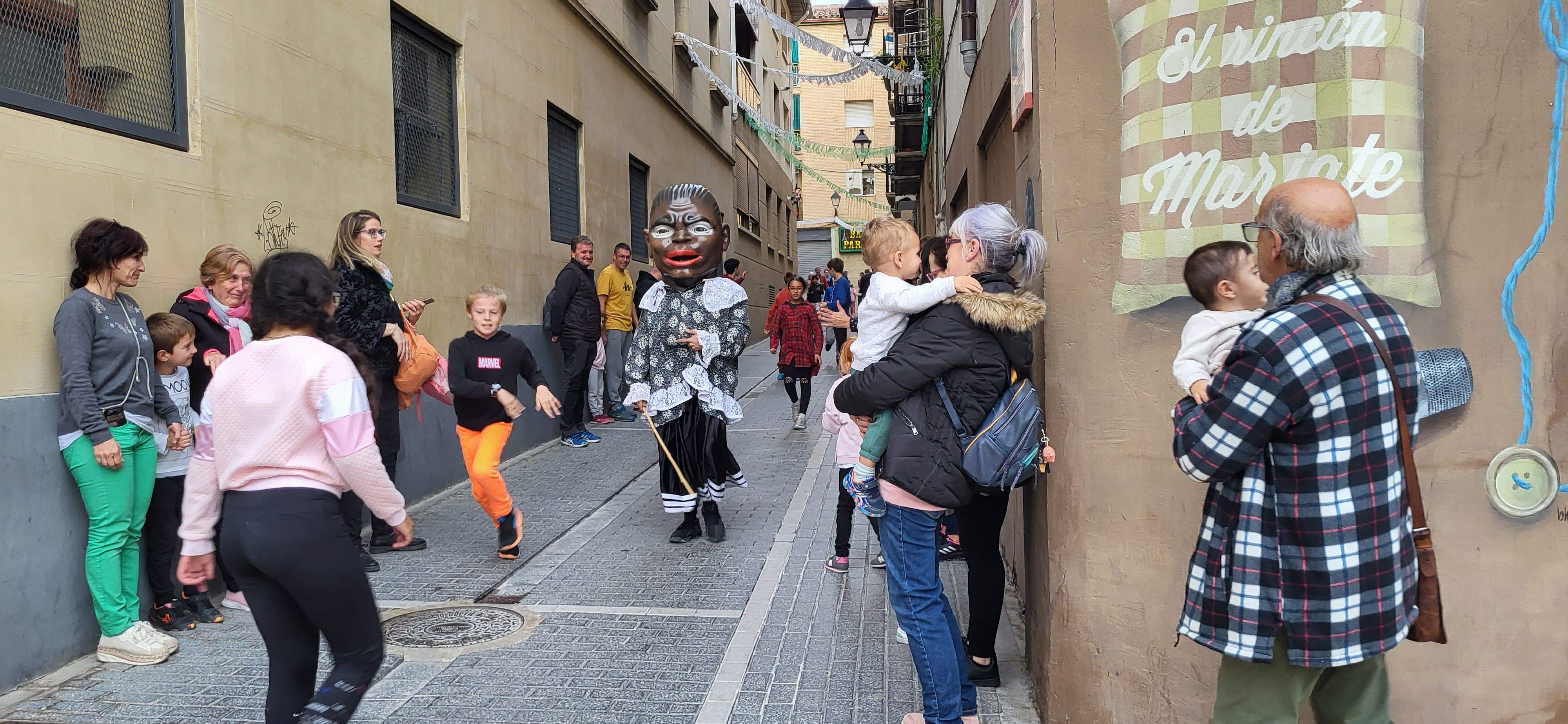  Primera salida del Payaso y la Abueleta por el barrio de San Martín . Foto: M. Manterola