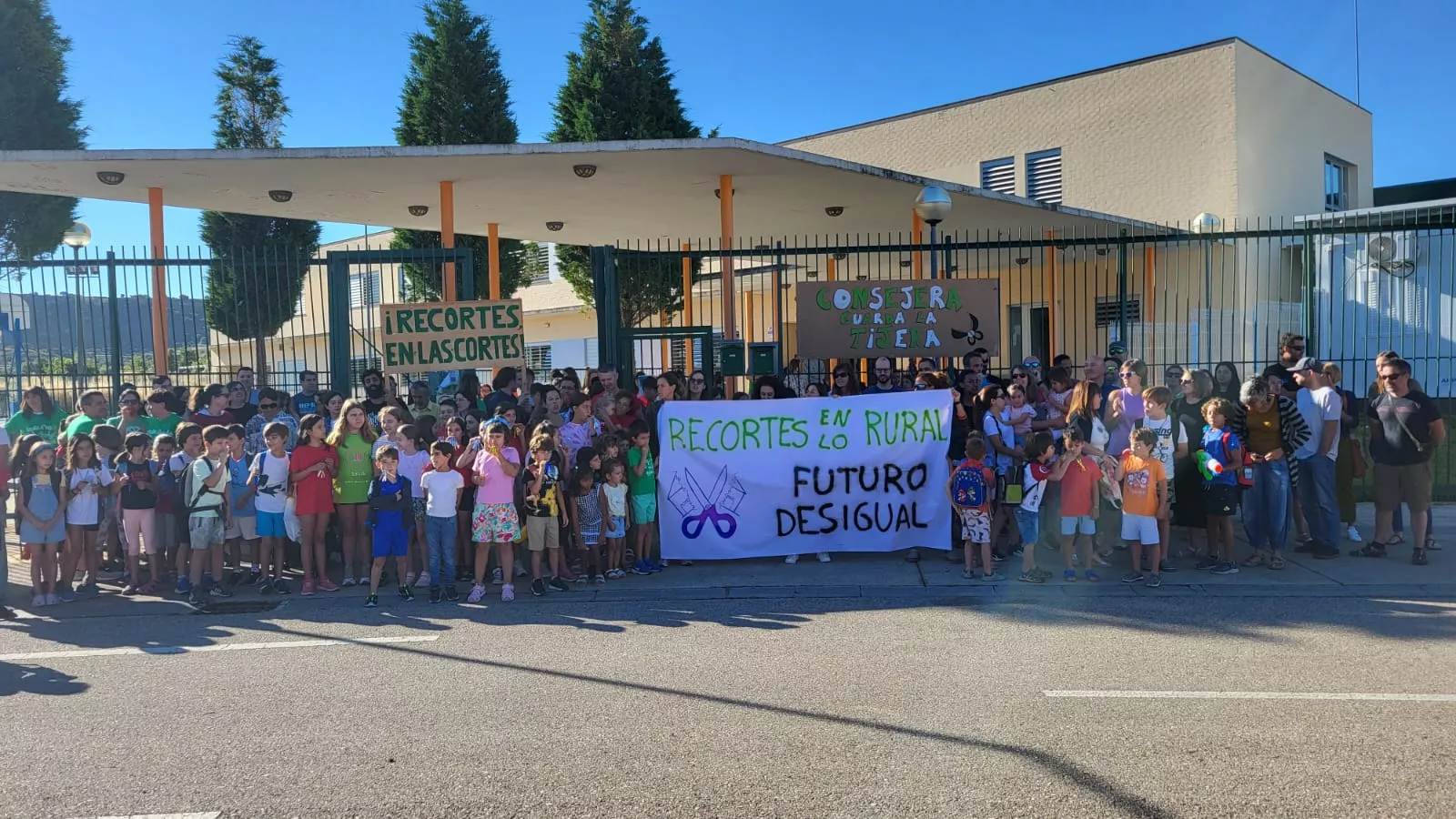 Protesta en el CRA Montearagón en Tierz