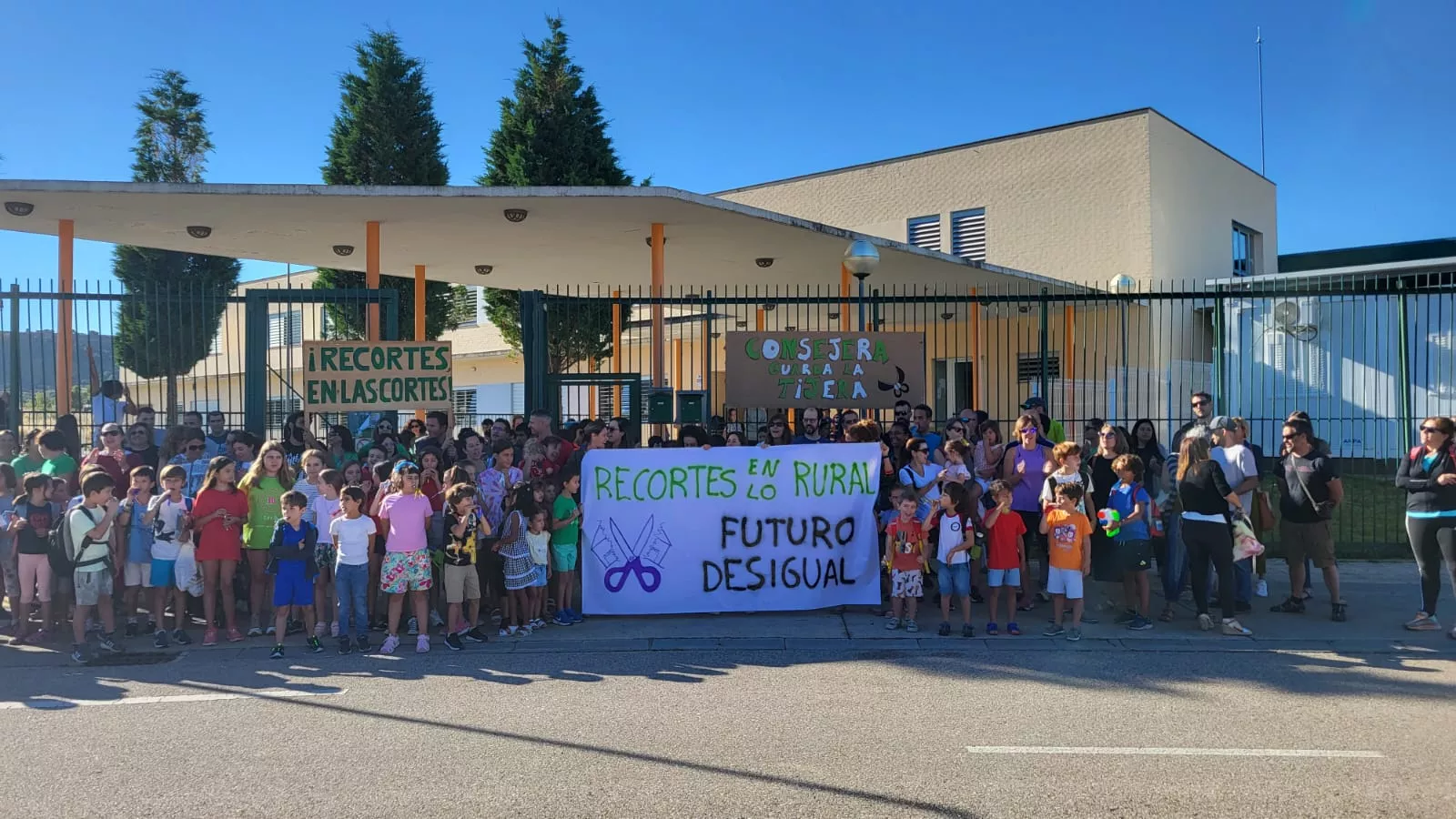 Protesta en el CRA Montearagón en Tierz
