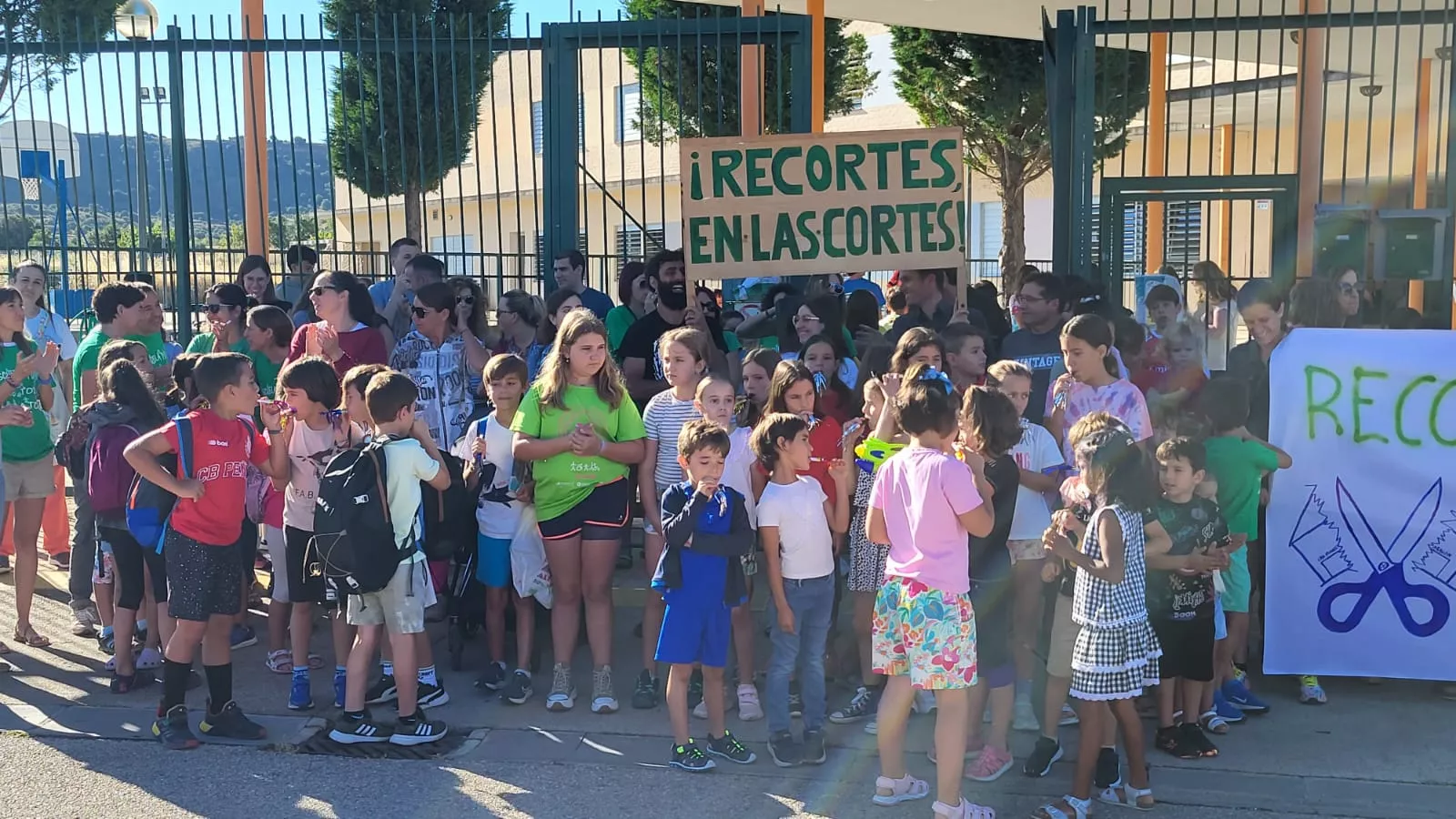Protesta en el CRA Montearagón en Tierz