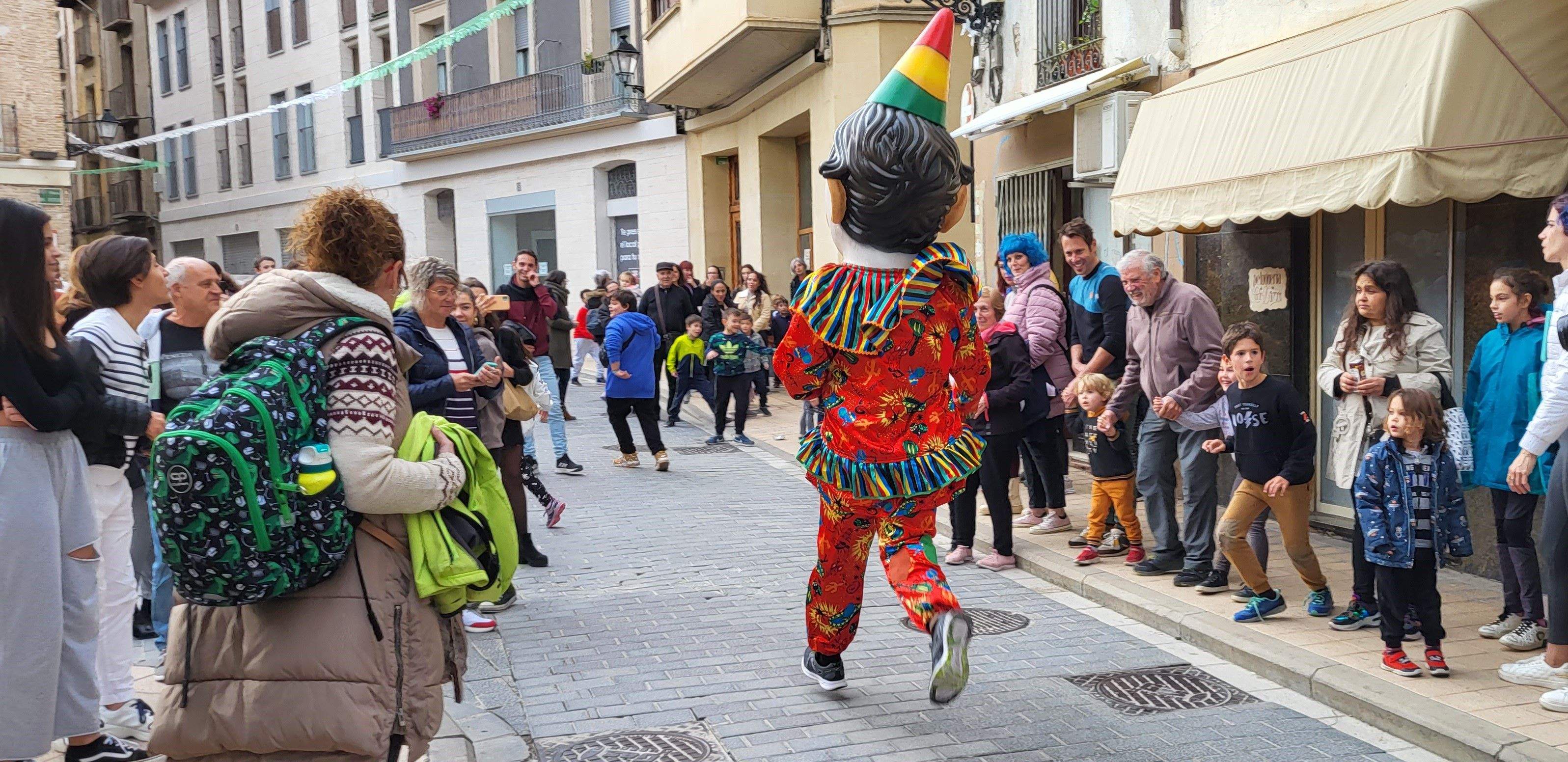 El Payaso corre tras los niños en la calle Lanuza