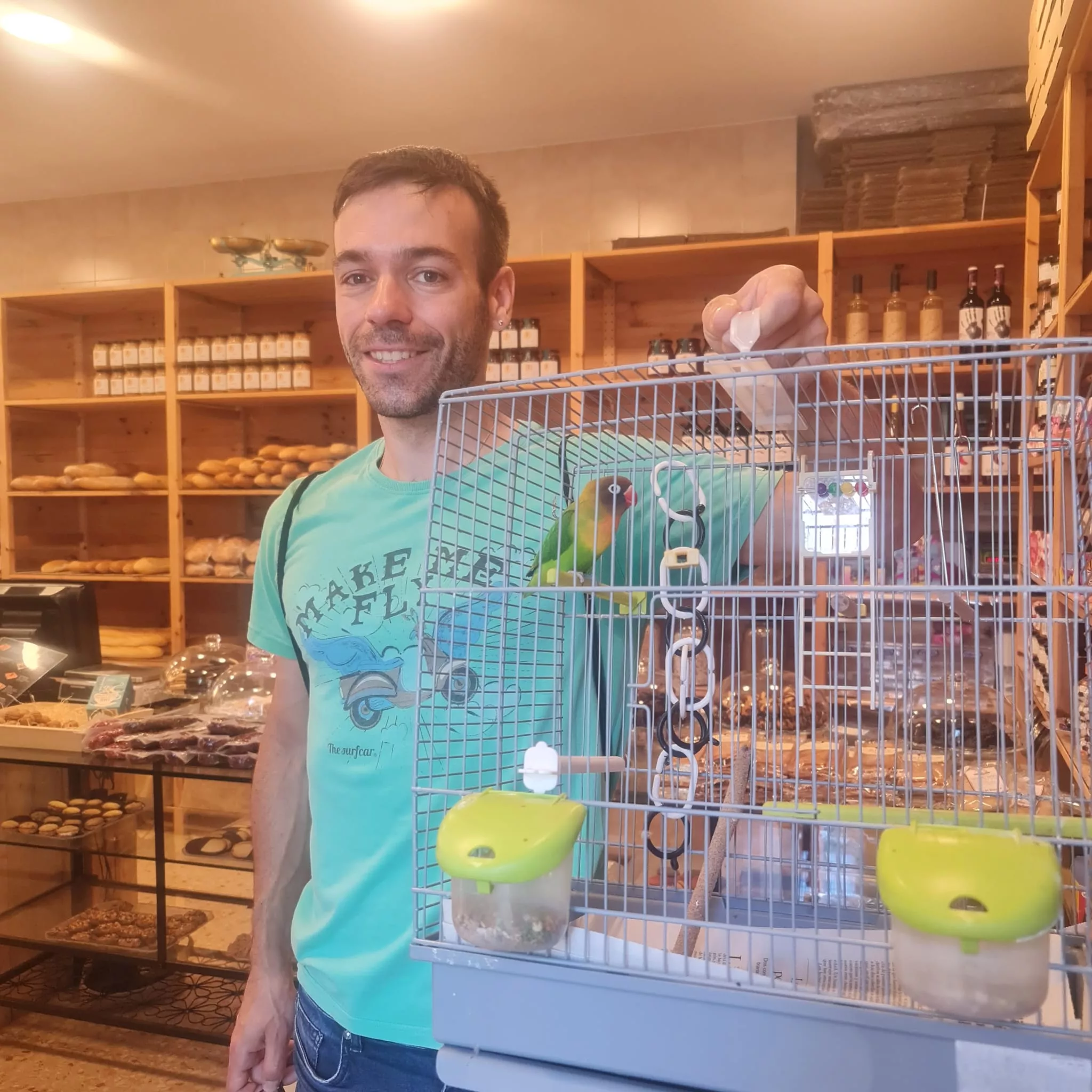 Diego con el agaporni Houdini en el Rinconer