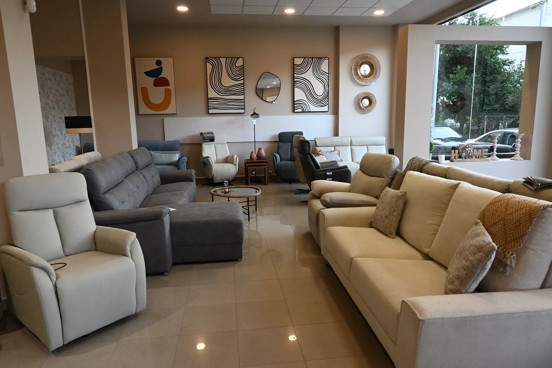 Inauguración de Más Sofás by Comercial Luna. Foto Carlos Jalle