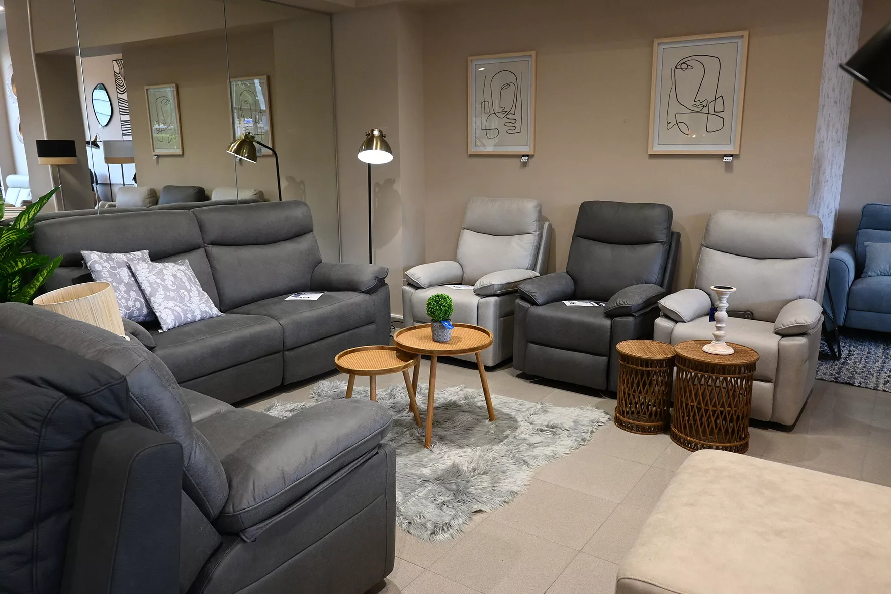 Inauguración de Más Sofás by Comercial Luna. Foto Carlos Jalle