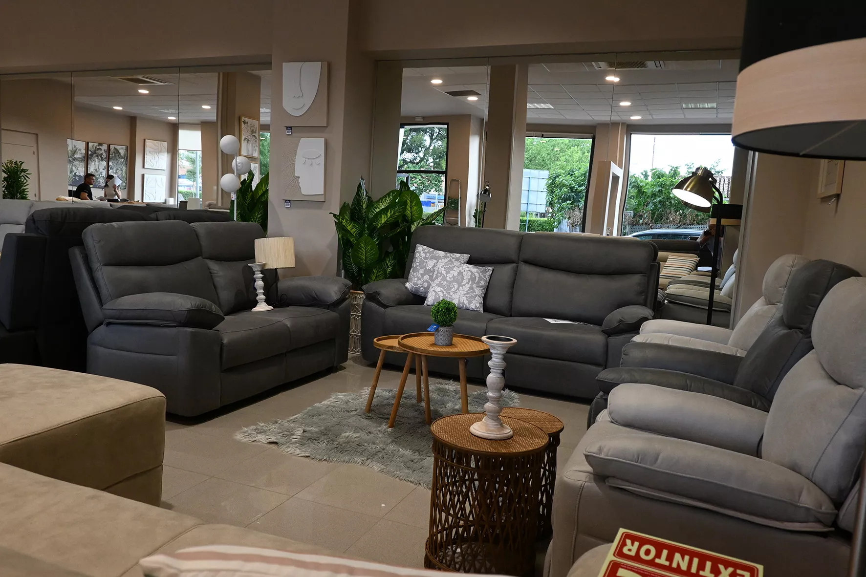 Inauguración de Más Sofás by Comercial Luna. Foto Carlos Jalle