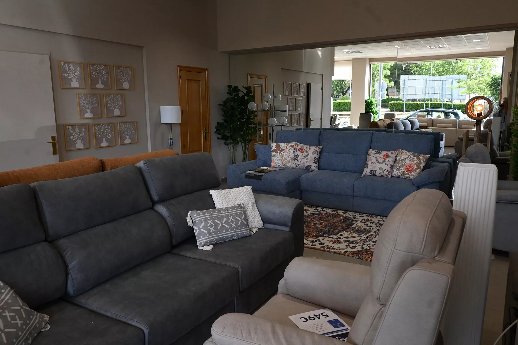 Inauguración de Más Sofás by Comercial Luna. Foto Carlos Jalle