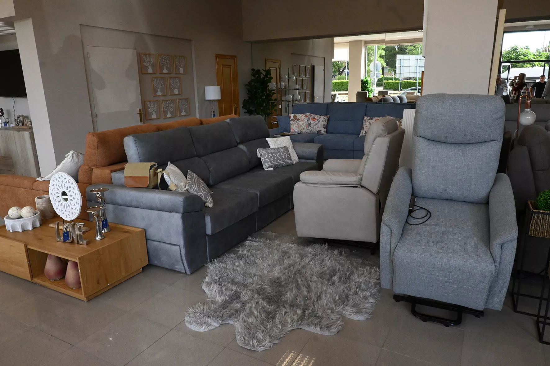 Inauguración de Más Sofás by Comercial Luna. Foto Carlos Jalle